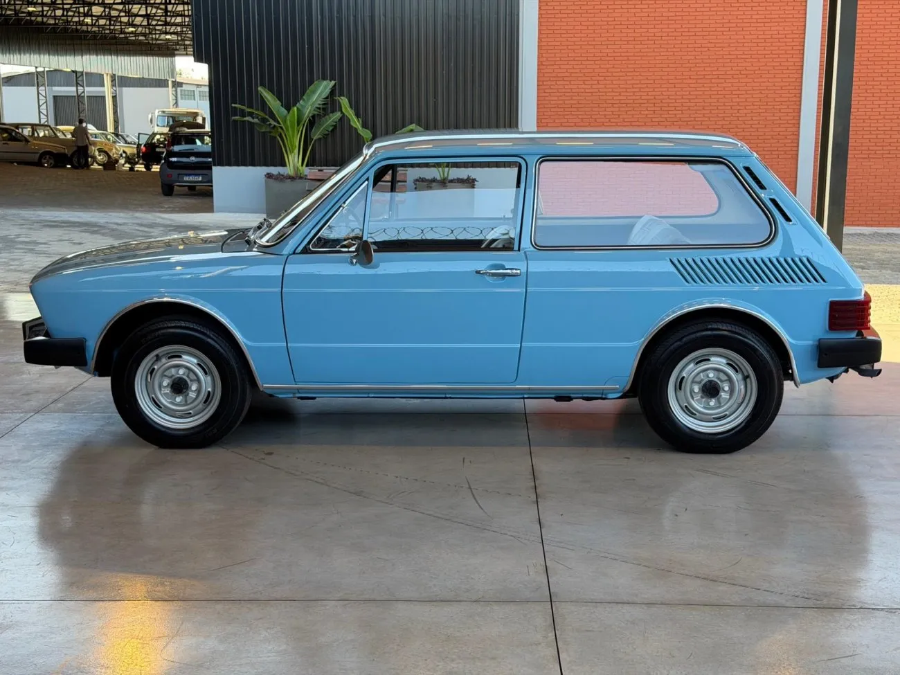 Detalhe da dianteira e da roda da VW Brasília 1978 durante revisão