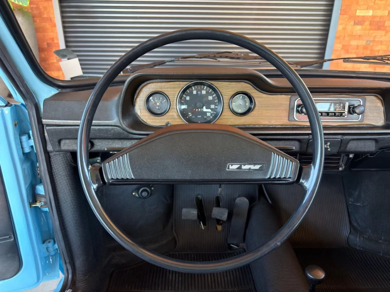VW Brasília Azul Colonial exibindo rodas e altura original da carroceria