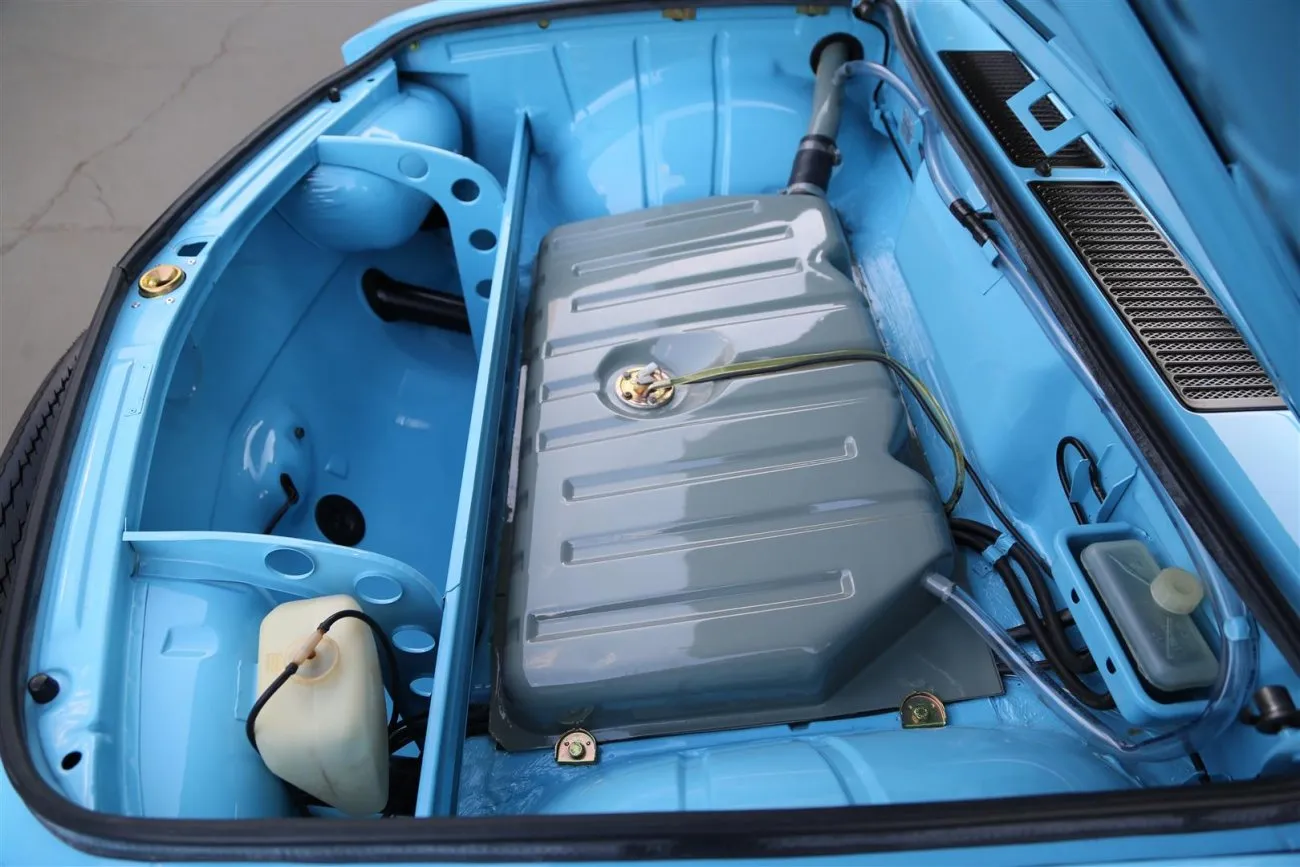Volkswagen Brasília 1978 Azul Colonial vista externa para guia da suspensão