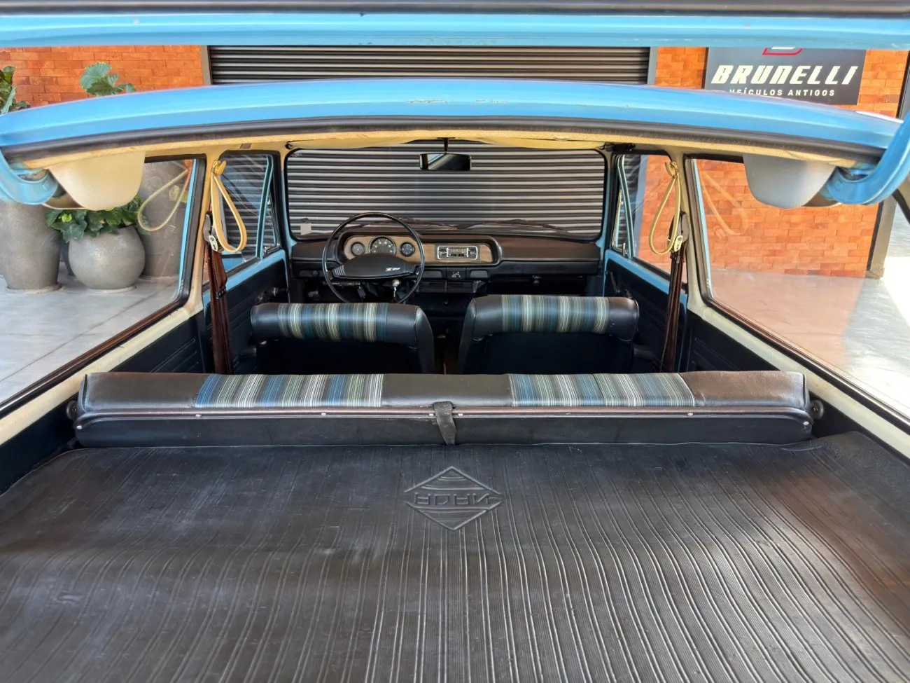 Lateral da VW Brasília 1978 mostrando altura e assentamento da suspensão