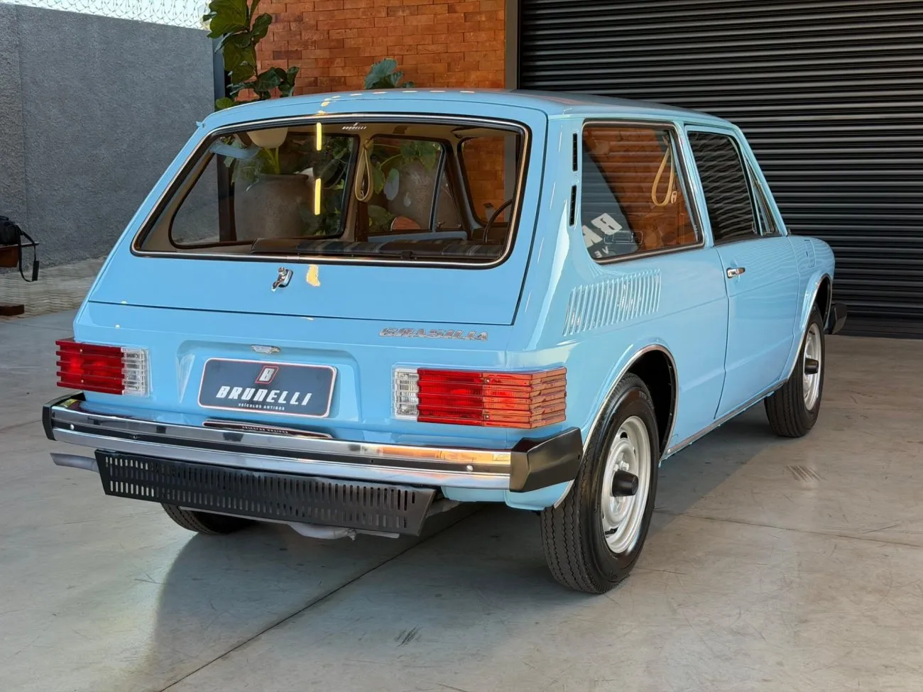 Roda e pneu da Volkswagen Brasília 1978 para diagnóstico de desgaste