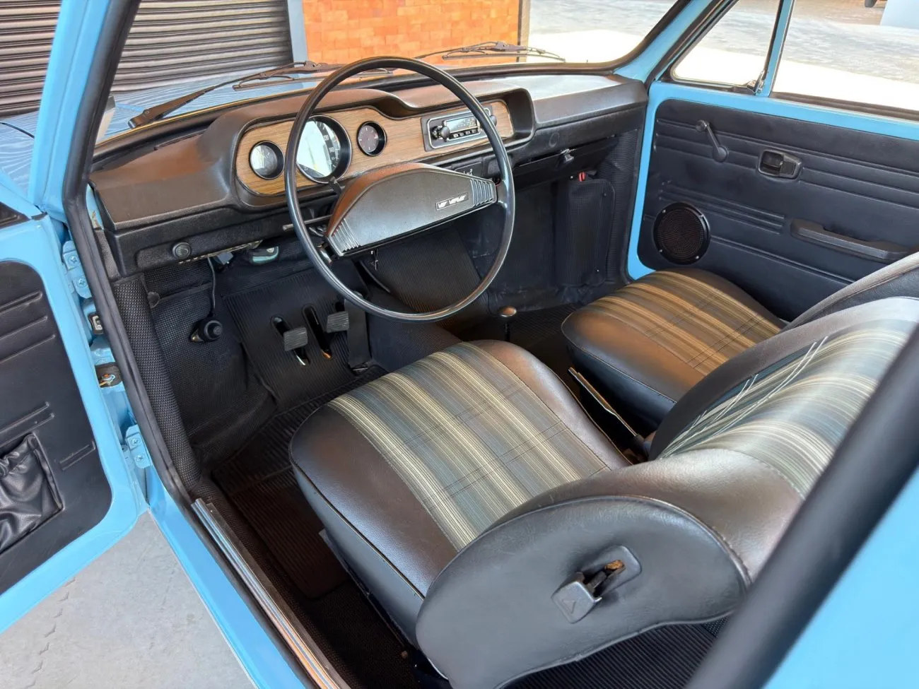 VW Brasília 1978 Azul Colonial em destaque durante avaliação técnica