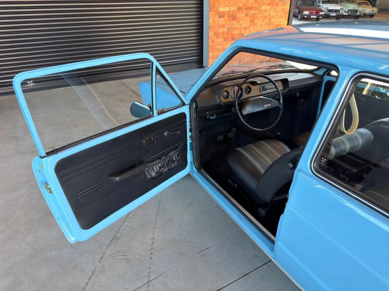 Detalhe lateral da carroceria e rodas da Volkswagen Brasília 1978