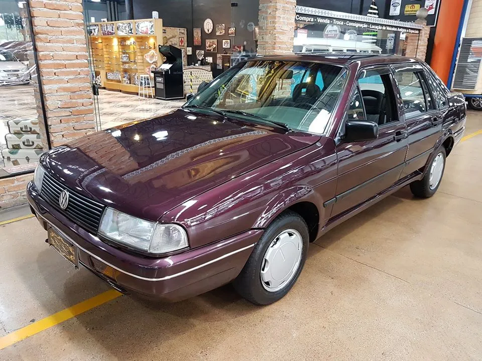 VW Santana CLi 1.8 1993 quatro portas visto em ambiente de coleção