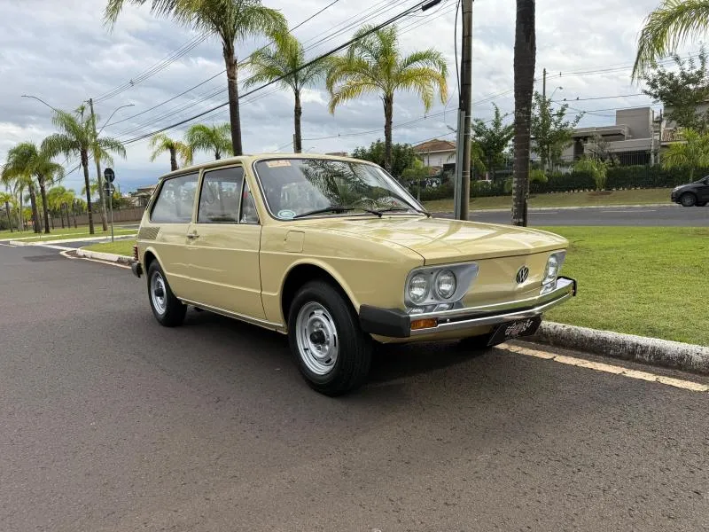 Vista lateral e desenho da carroceria da Volkswagen Brasília 1978