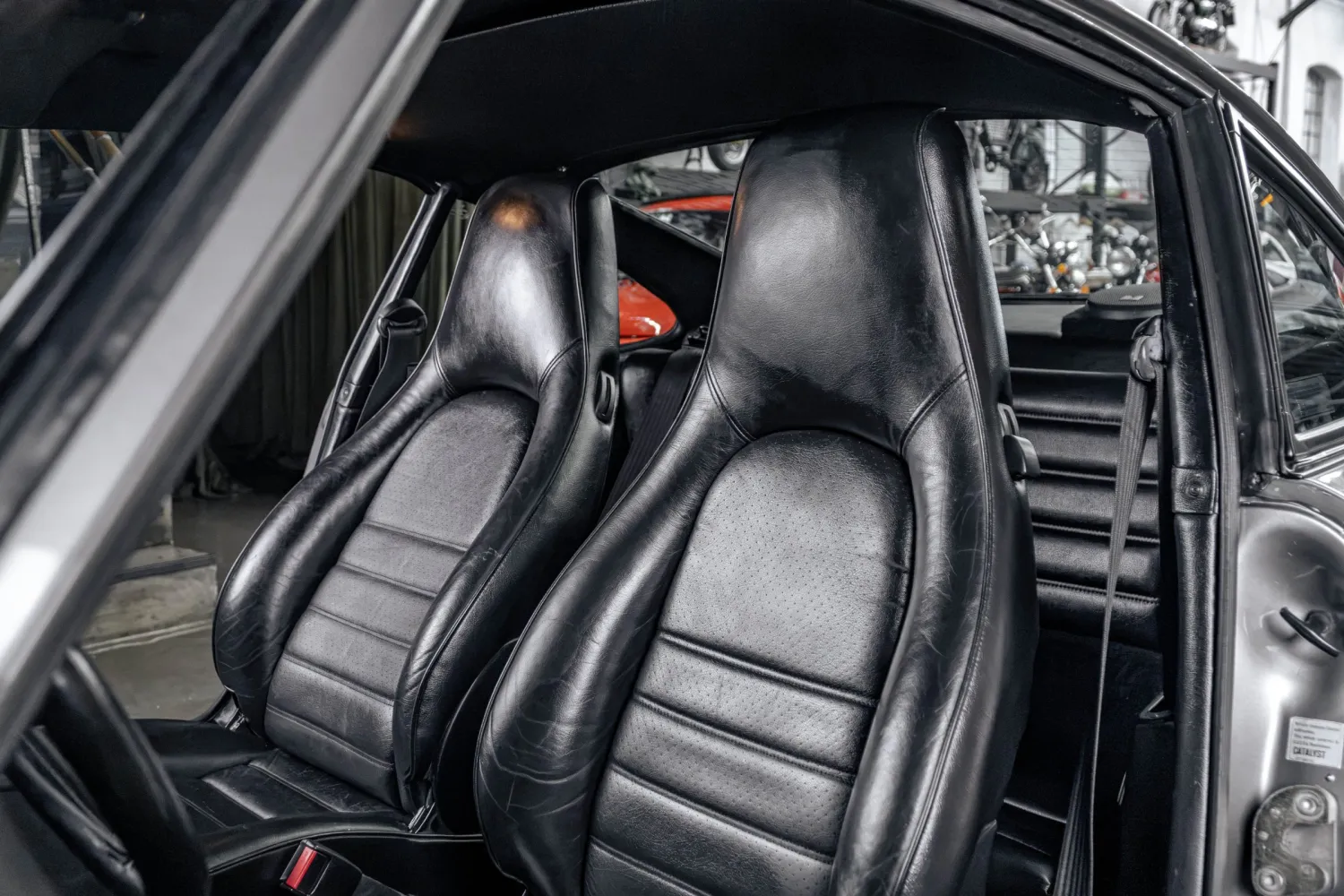 Porsche 911 Carrera 3.2 1986 em ângulo que evidencia a largura traseira