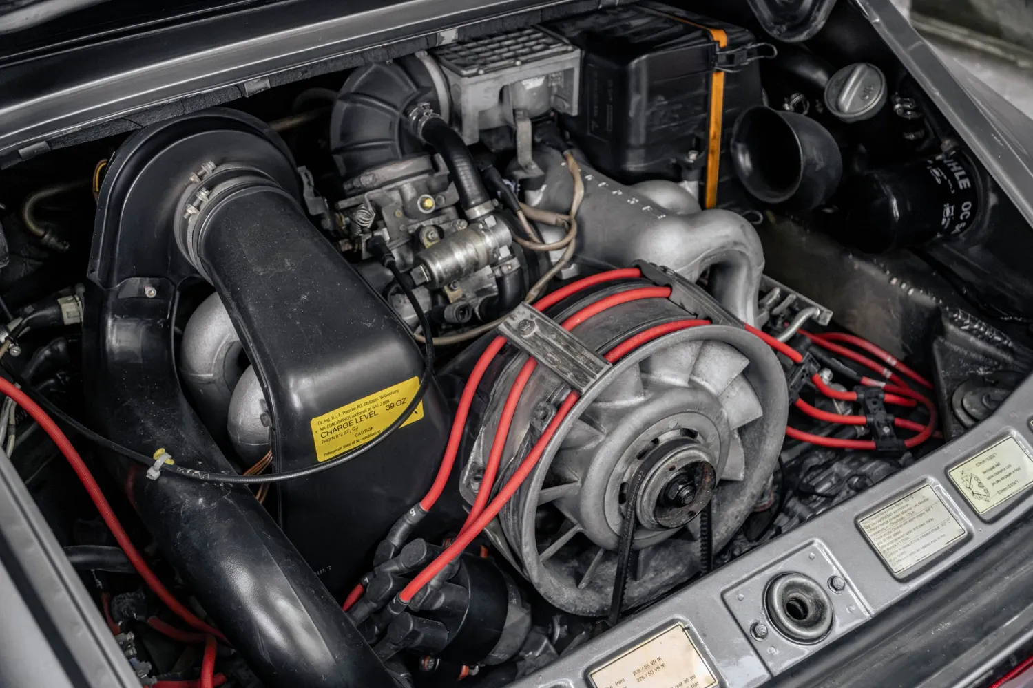 Aerofólio traseiro e grade de ventilação do Porsche 911 Carrera 3.2