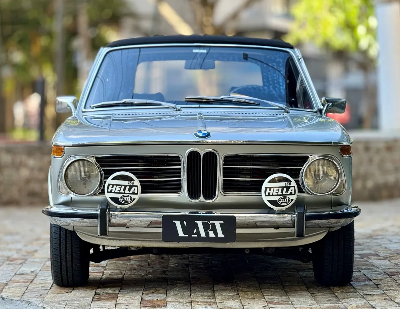 BMW 2002 Baur 1973 visto em ambiente de coleção