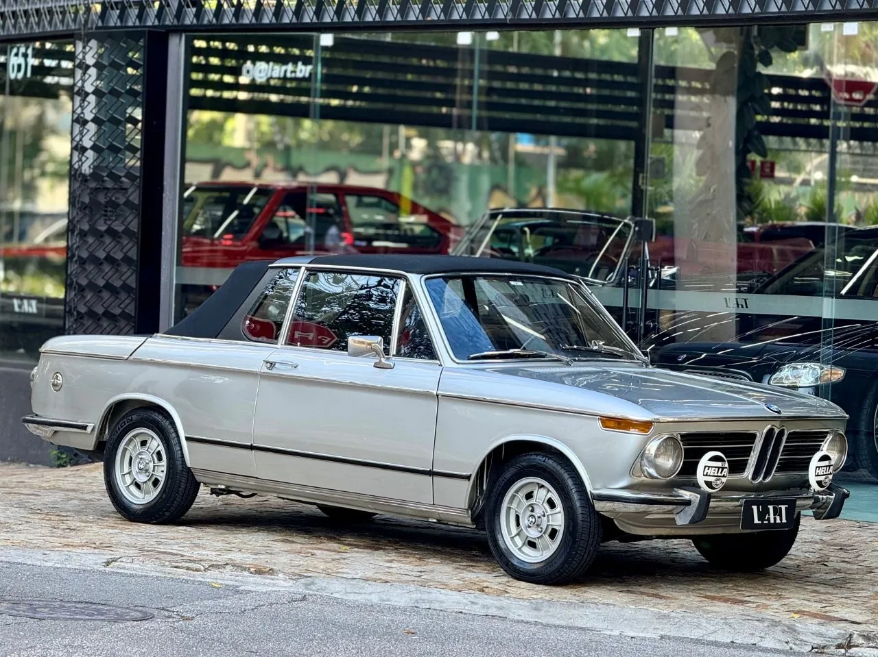 Perfil do BMW 2002 Baur com teto removível