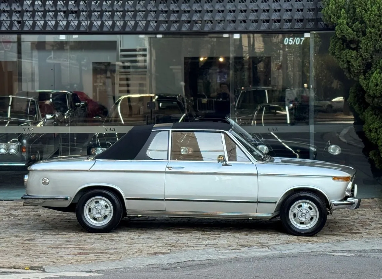 Acabamento e linhas clássicas do BMW 2002 Baur