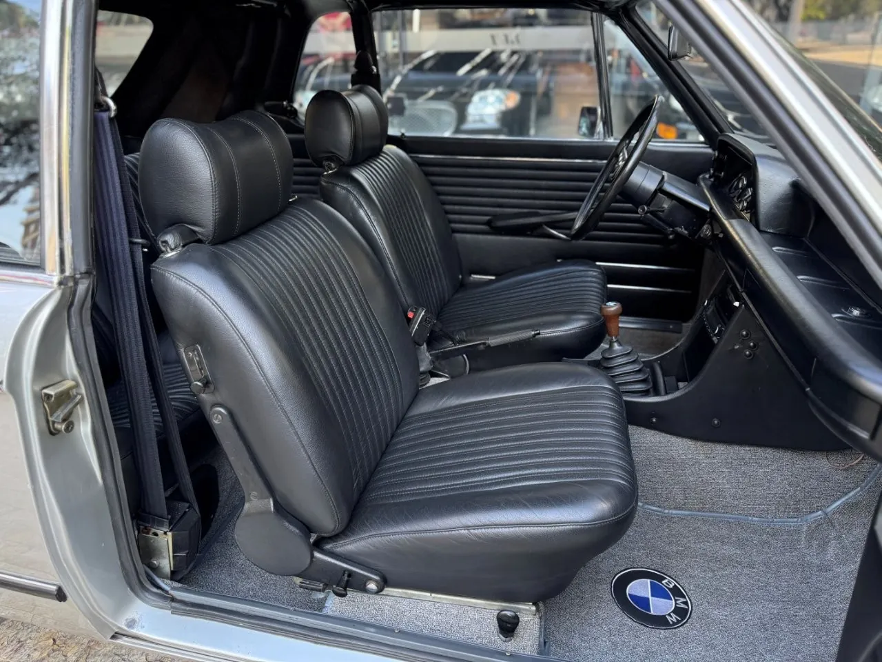 Compartimento mecânico e detalhes do BMW 2002 Baur