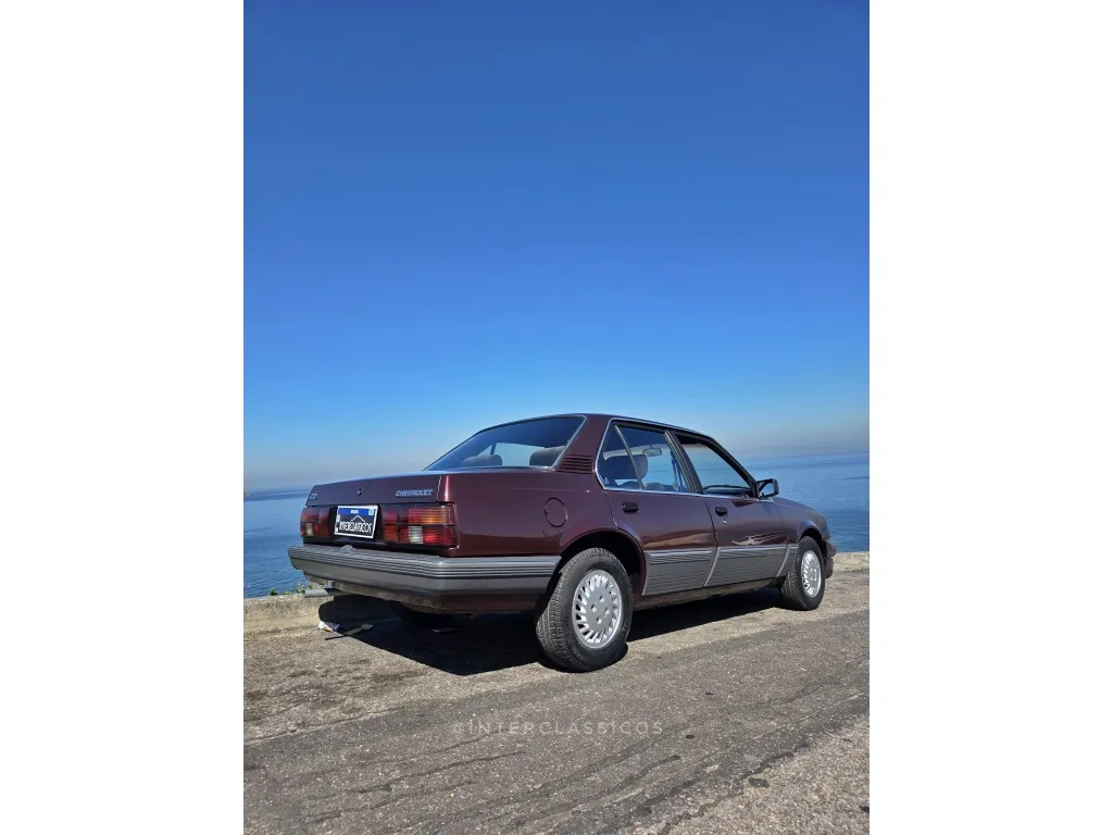 Bancos e acabamento interno do Chevrolet Monza Classic 1989