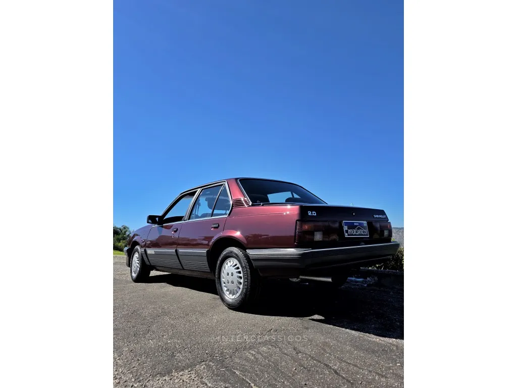 Peças externas e acabamento específico do Chevrolet Monza Classic 1989