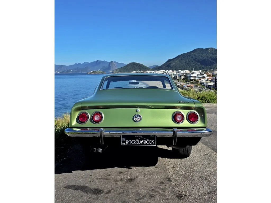 Motor de seis cilindros do Chevrolet Opala SS 1976