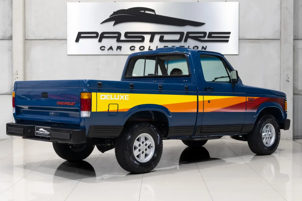 Picape antiga Chevrolet D20 Deluxe ano 1988