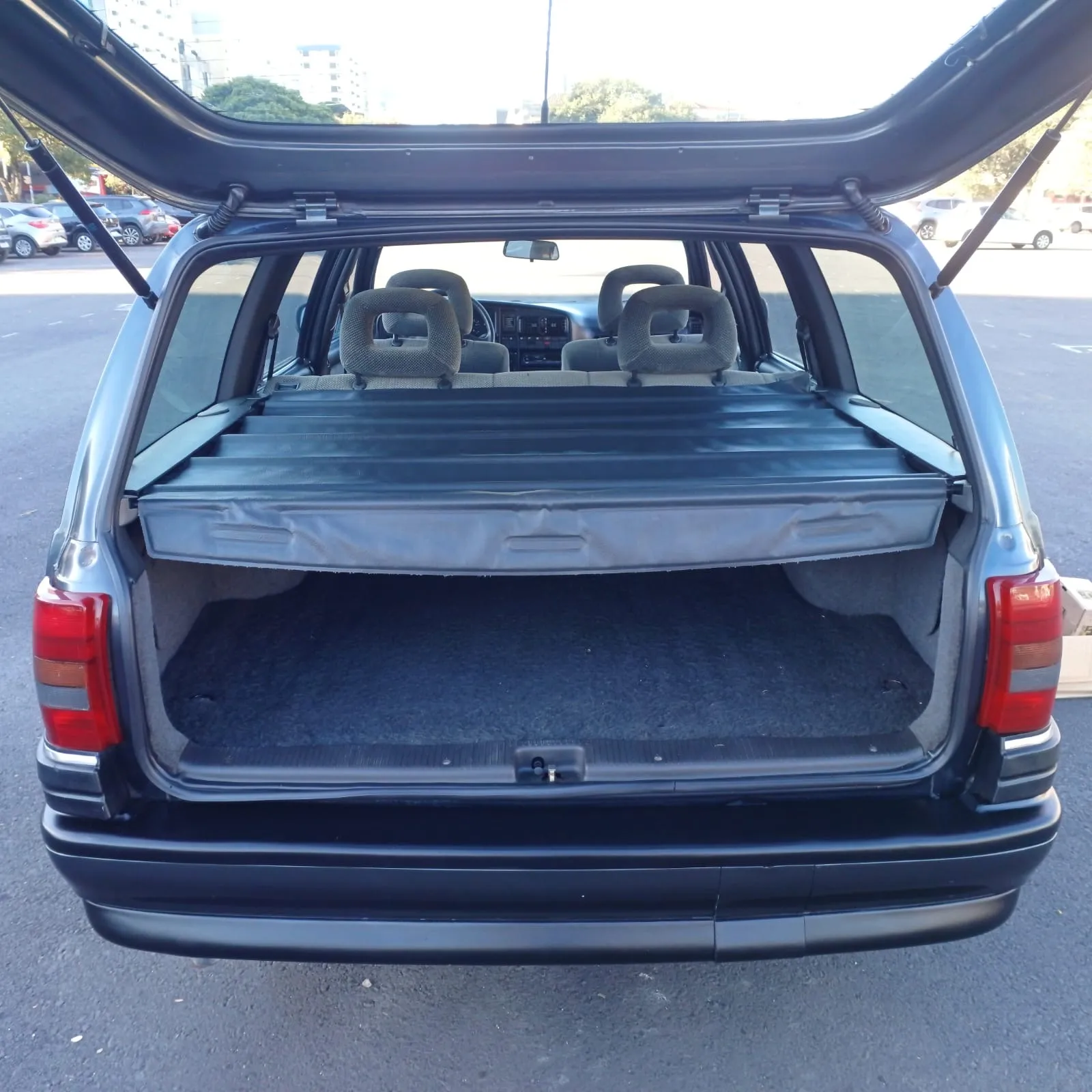 Carroceria da Chevrolet Omega Suprema 1996 para inspeção