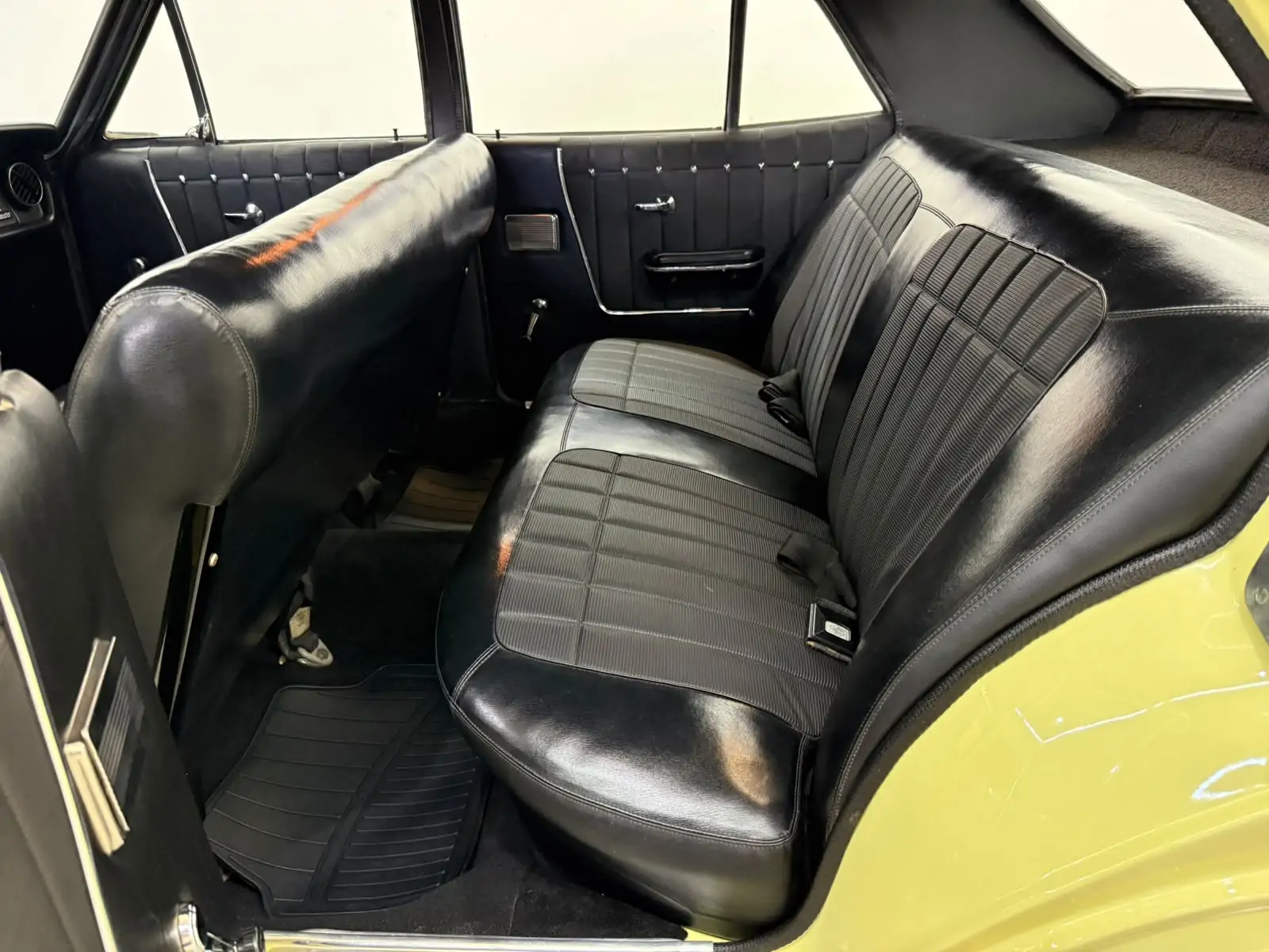 Chevrolet Opala Sedan quatro portas 1970 restaurado na cor Amarelo Oásis - foto 3