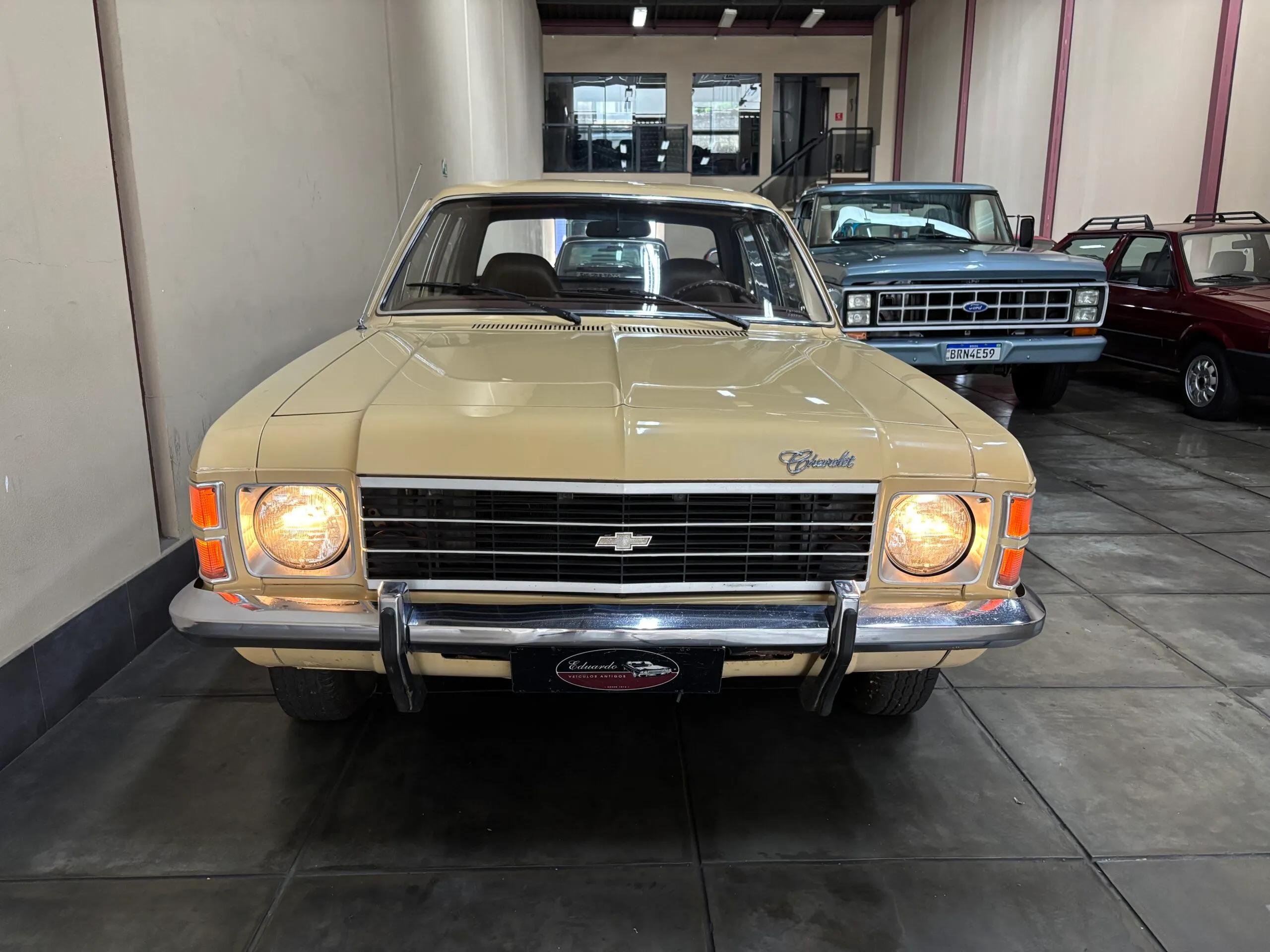 Chevrolet Opala Luxo 1976: o que avaliar no sedã 6 cilindros automático