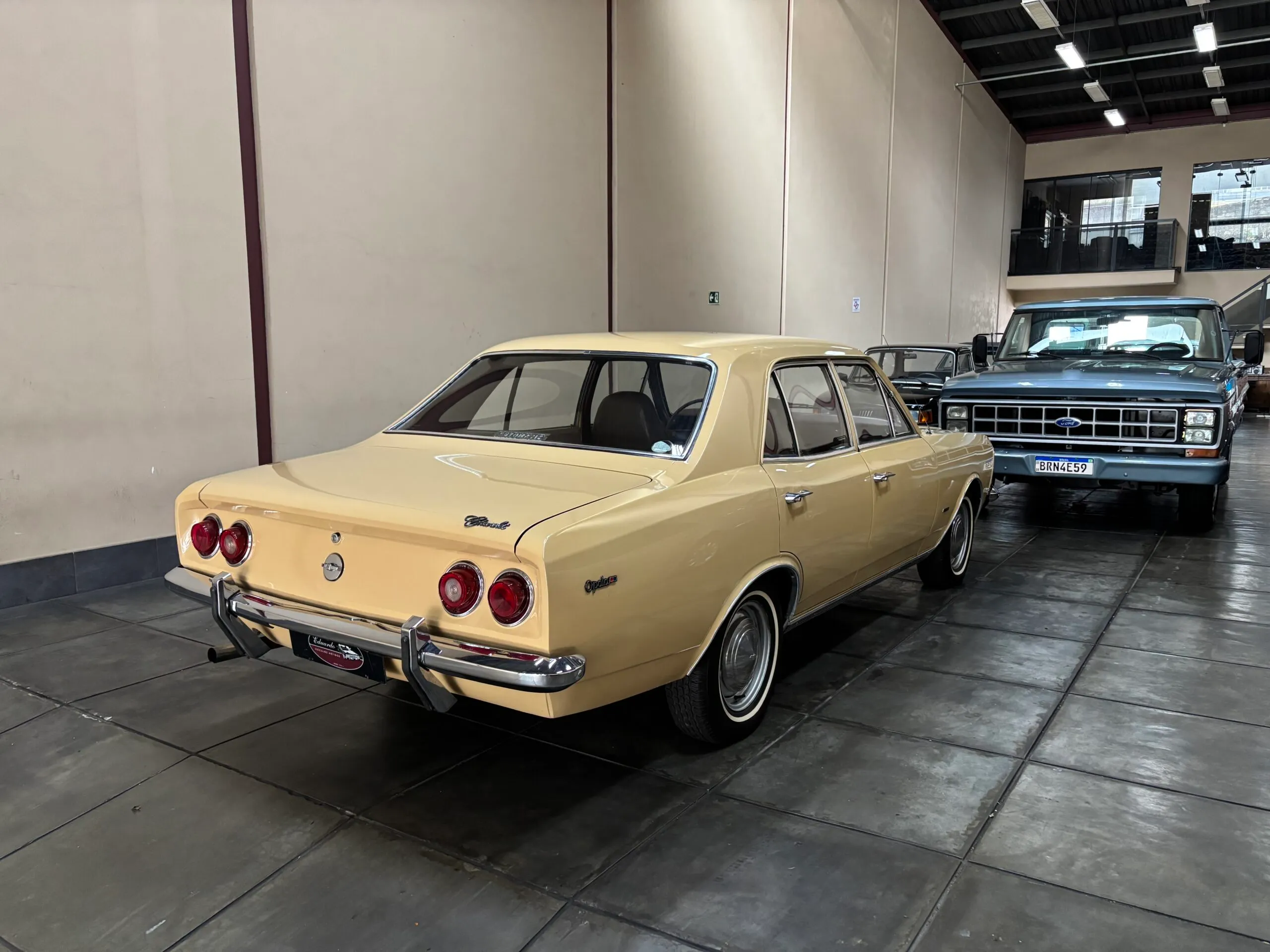 Chevrolet Opala 1976 restauração e manutenção de carro antigo