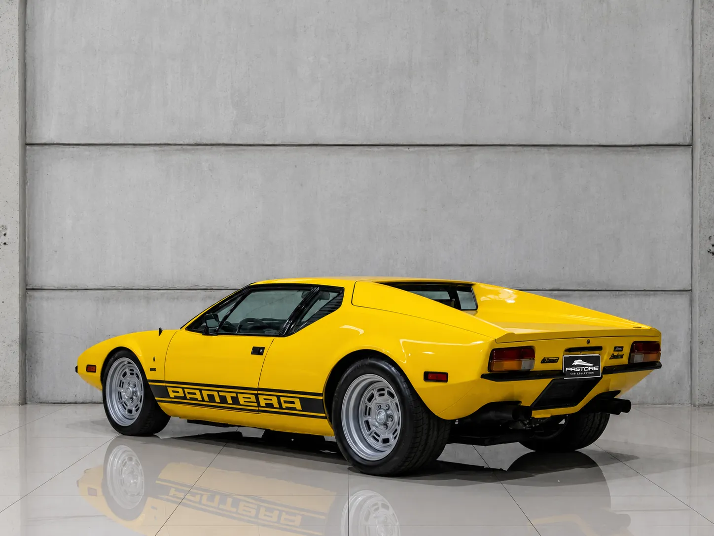 O De Tomaso Pantera 1972 parece indestrutível até a ferrugem aparecer onde ninguém olha