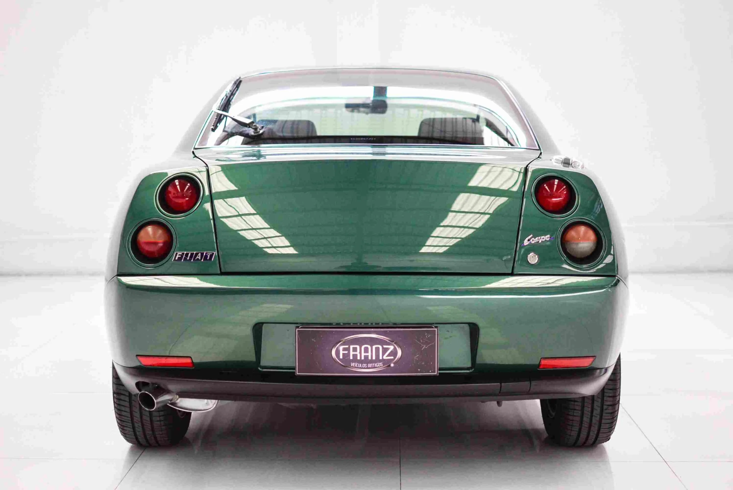 Carroceria fechada de duas portas do Fiat Coupé 1996