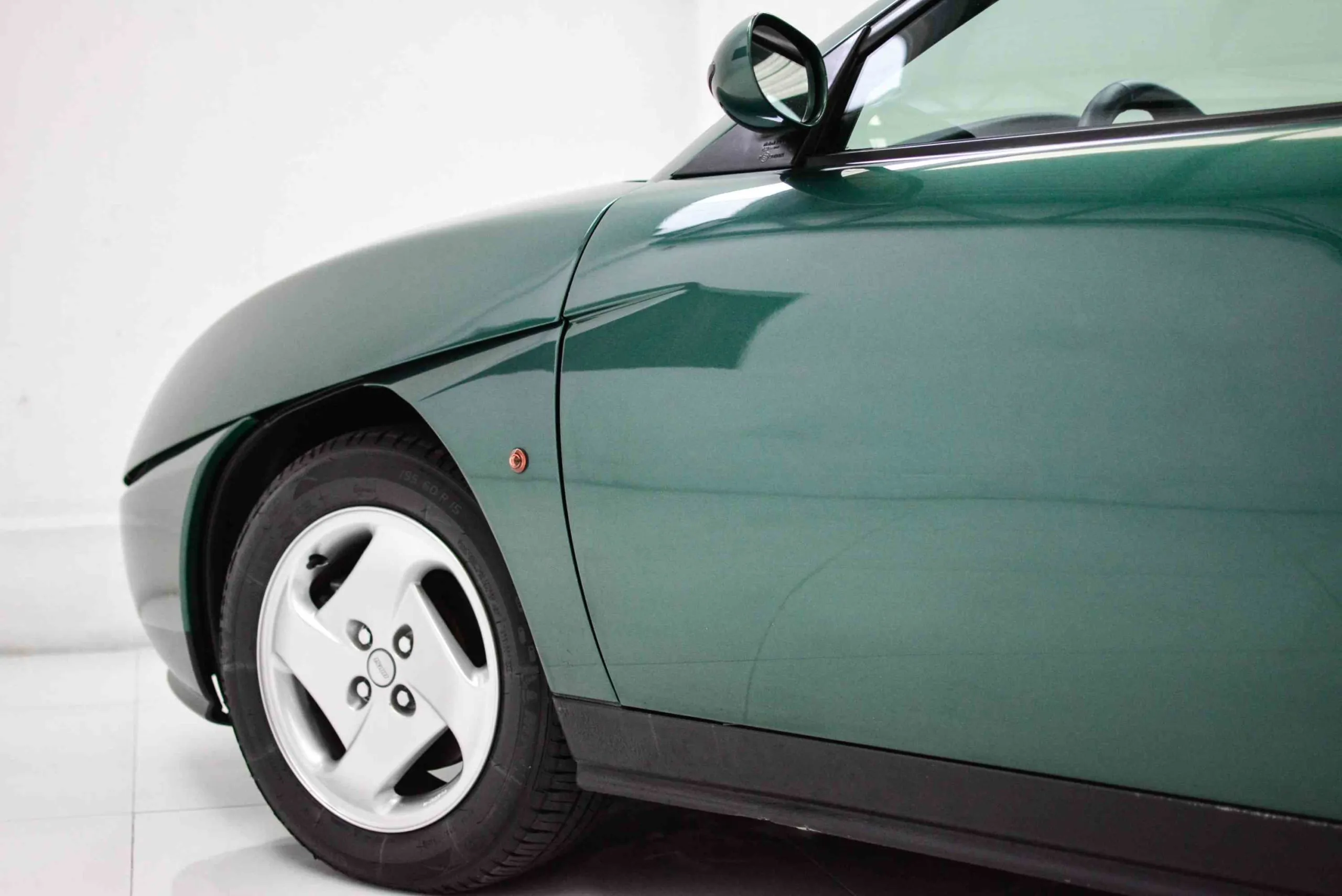 Interior Pininfarina do Fiat Coupé 1996 com faixa na cor da carroceria