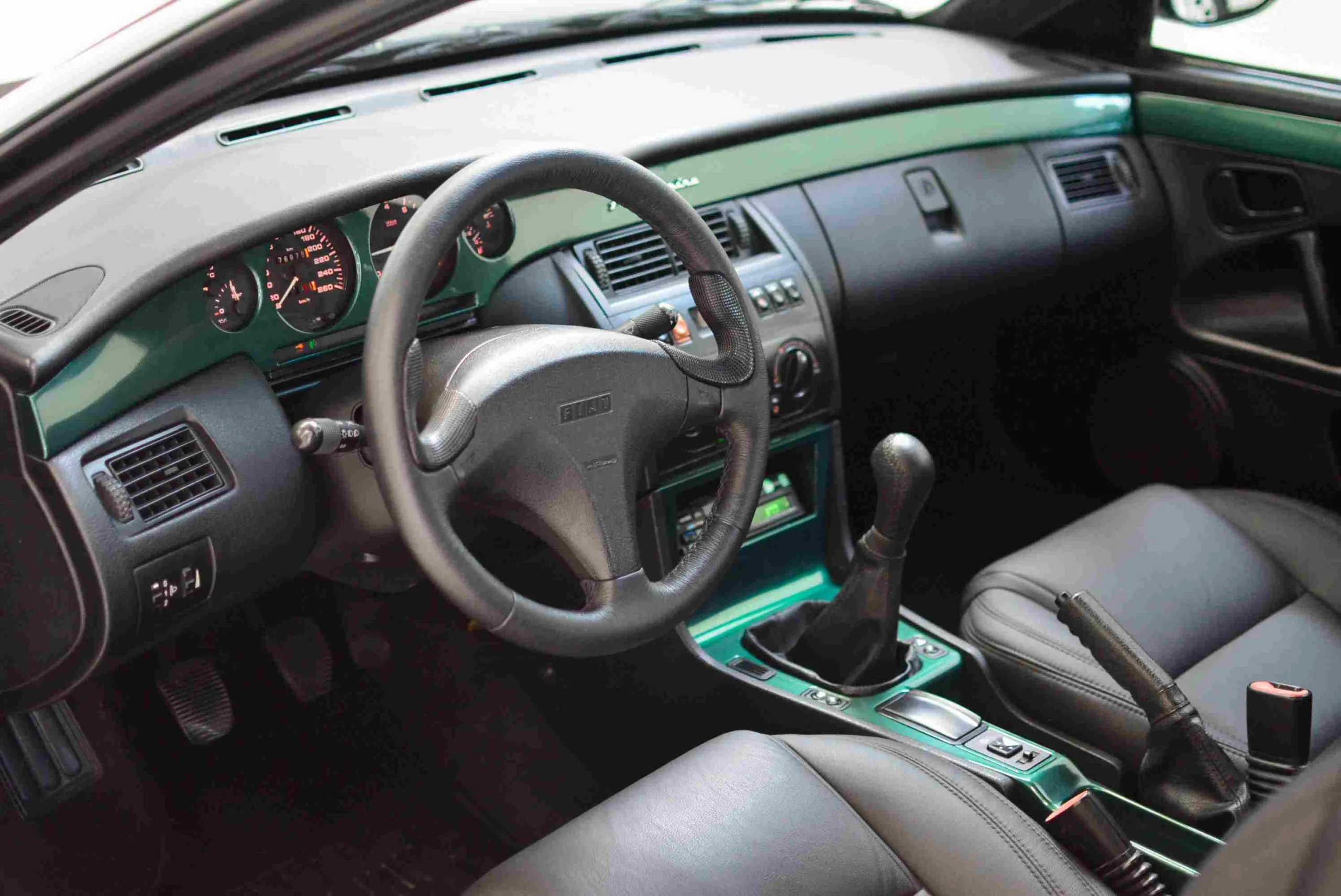Estrutura e carroceria do Fiat Coupé 1996 em inspeção contra corrosão