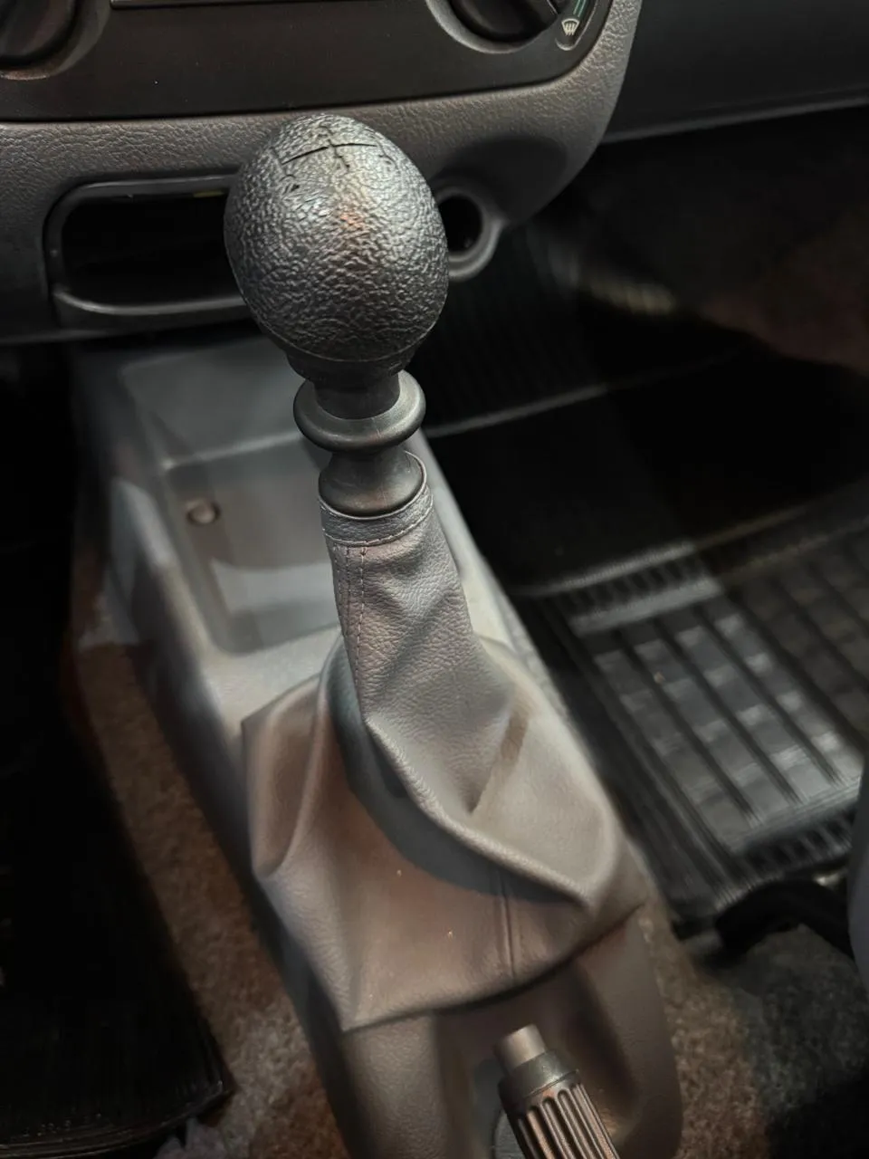Detalhes de acabamento e conservação do Fiat Palio Young 2001