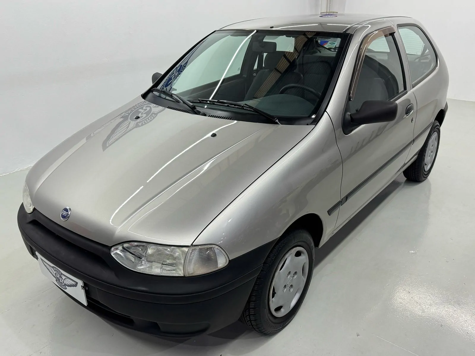 Rodas e suspensão do Fiat Palio Young 2001 para inspeção