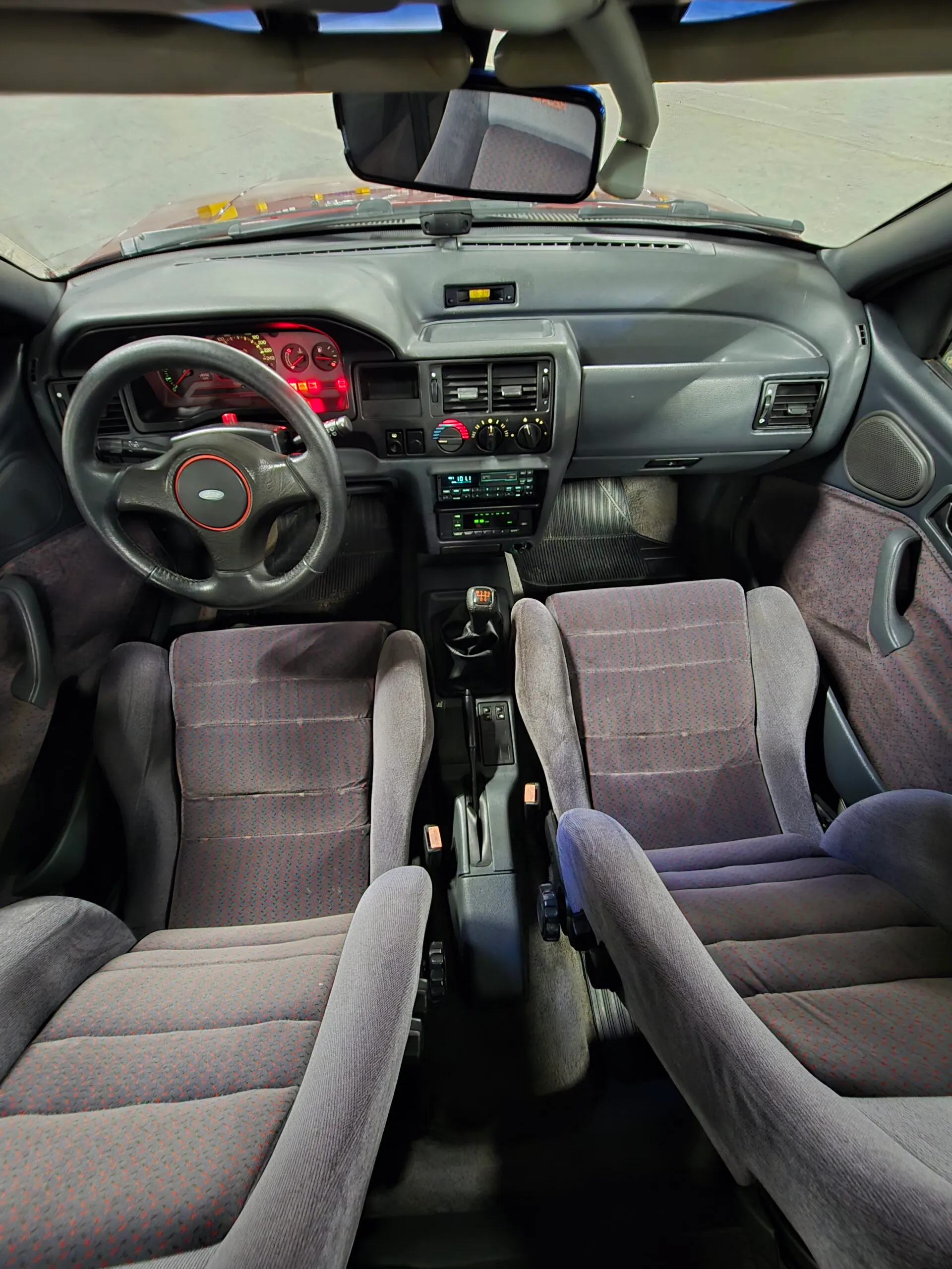 Ford Escort XR3 1994 conservado para comparação entre original reformado e restaurado