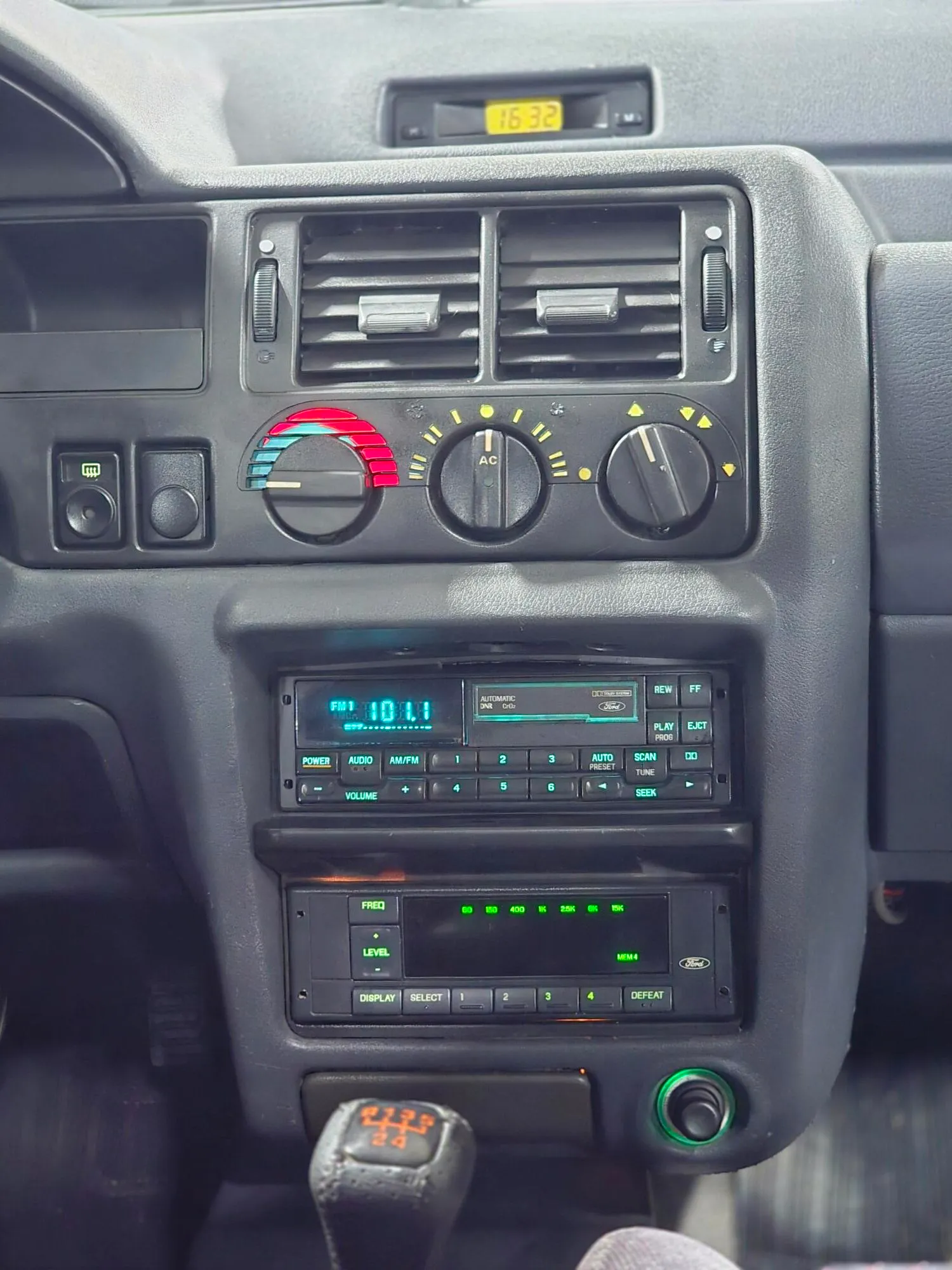 Painel e acabamento do Ford Escort XR3 1994 observados para restauração