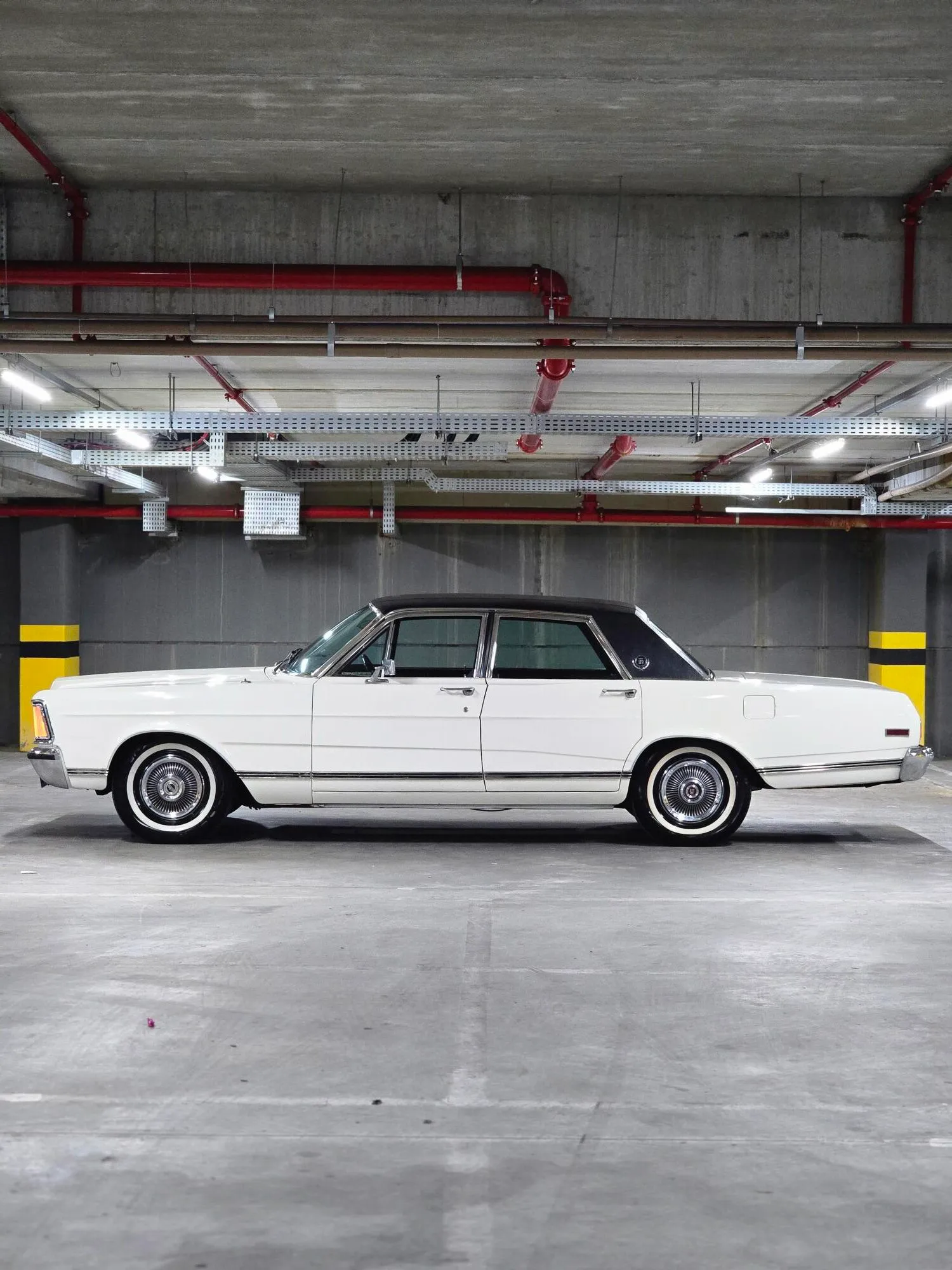 Ford Galaxie LTD 1976 em processo de conservação ou restauração