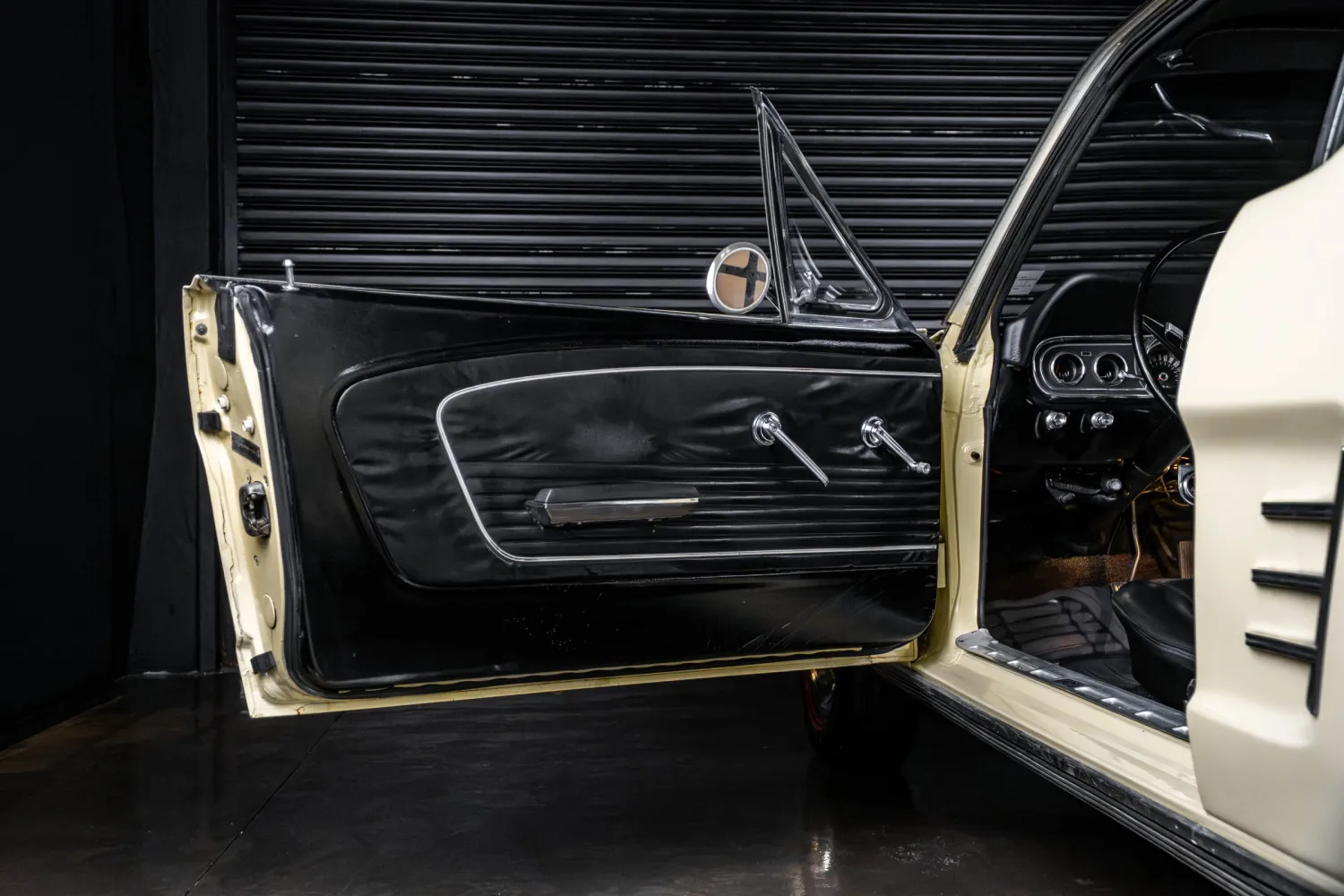 Ford Mustang Hardtop 1966 Springtime Yellow em vista dianteira