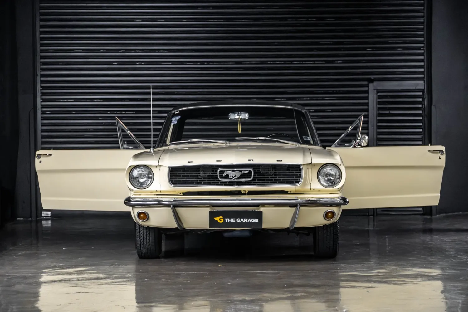 Ford Mustang 1966 clássico preservado na cor Springtime Yellow