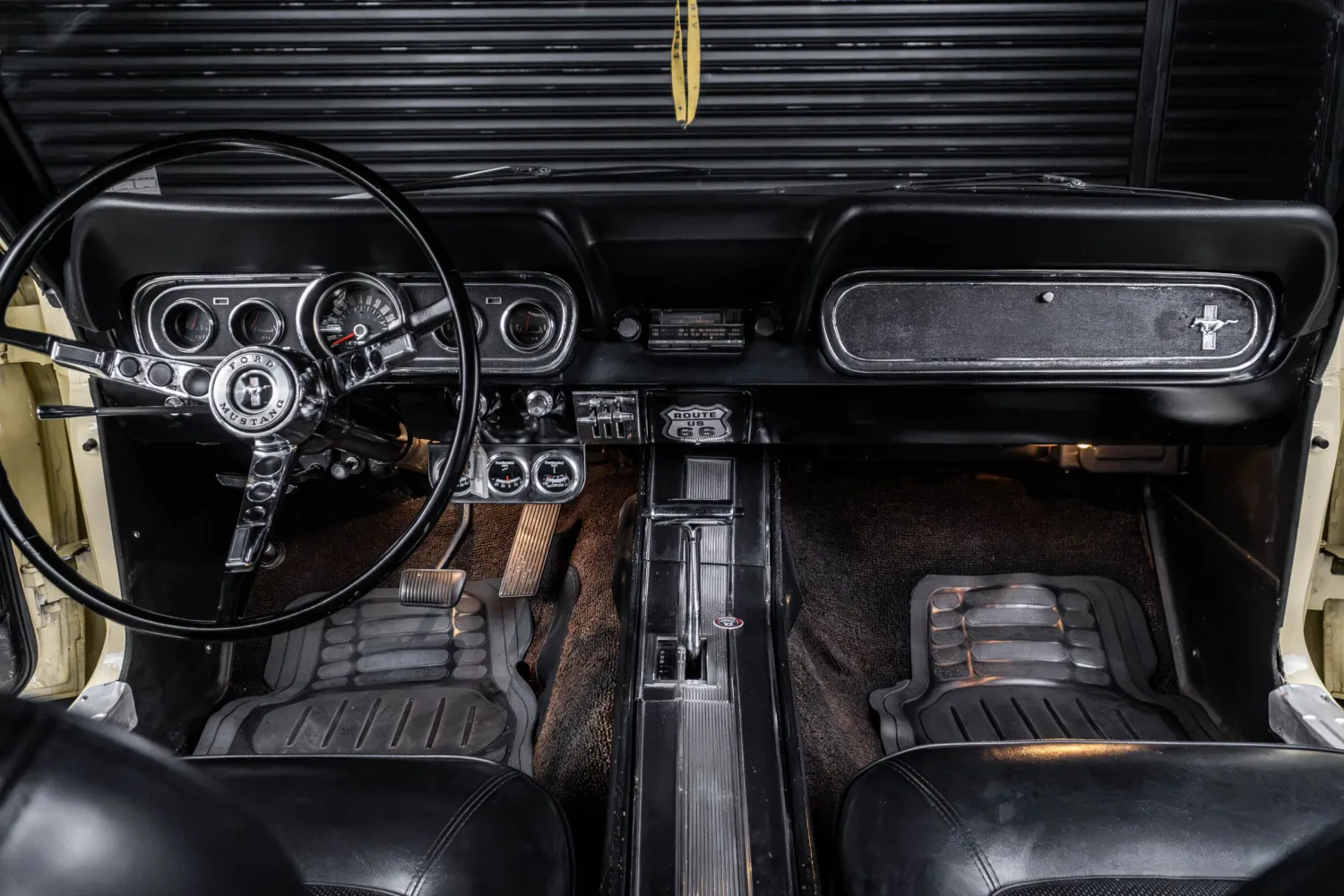 Ford Mustang 1966 com motor 289 V8 em coleção de carros antigos