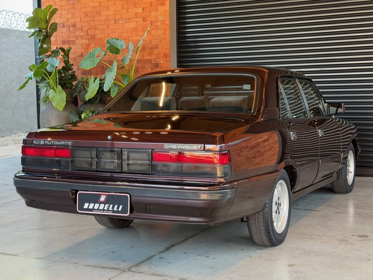 Opala Diplomata SE 1991, rodas e postura do sedã