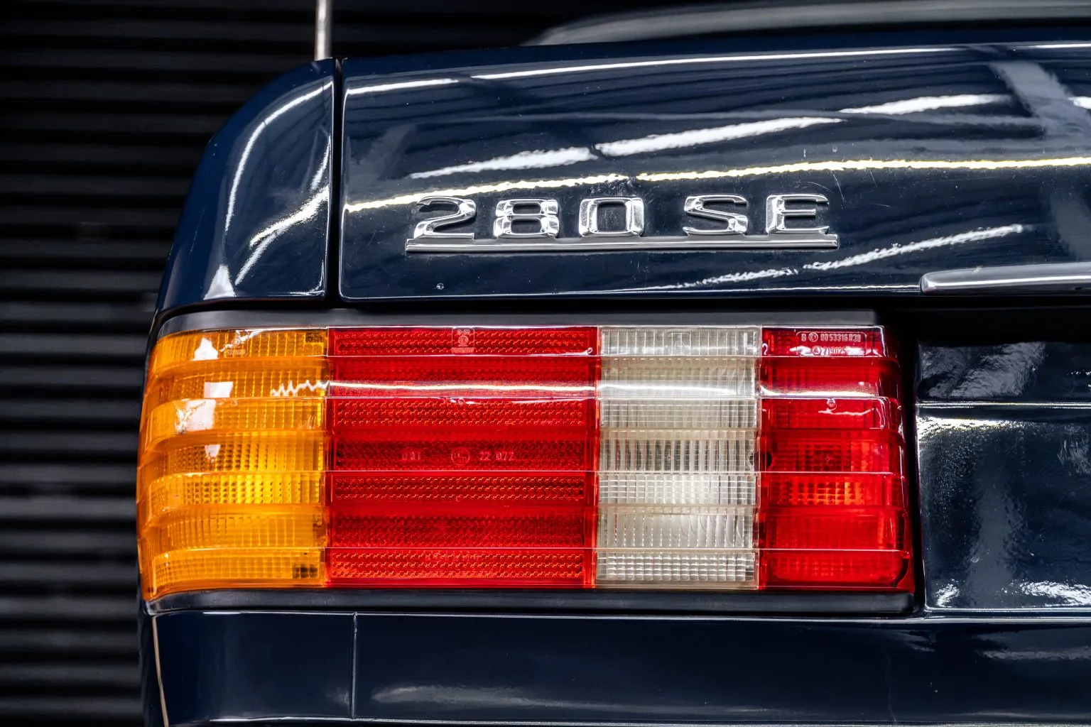 Mercedes-Benz 280 SE 1981 detalhes externos clássicos