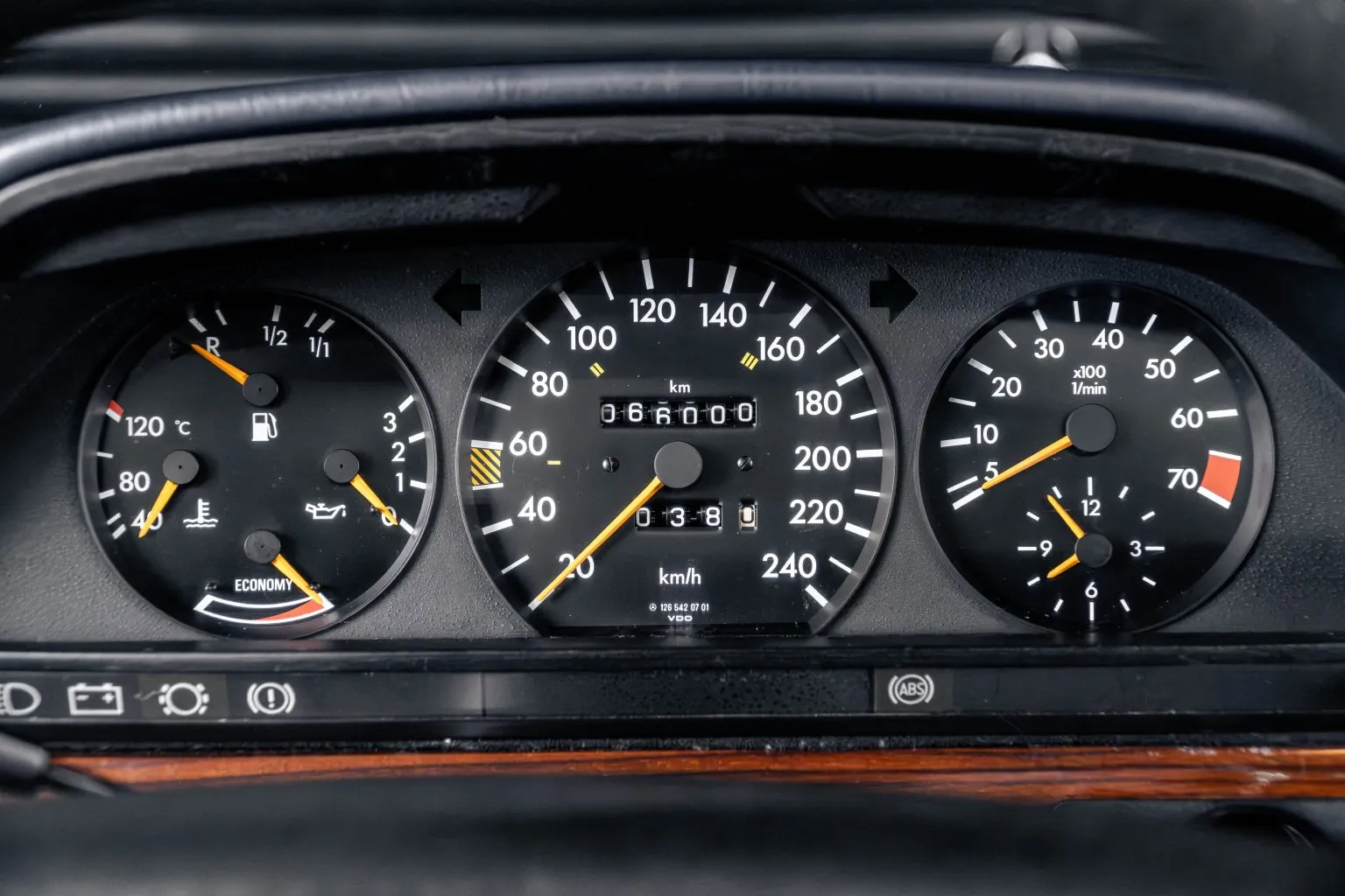 Mercedes-Benz 280 SE antiga em estado de coleção