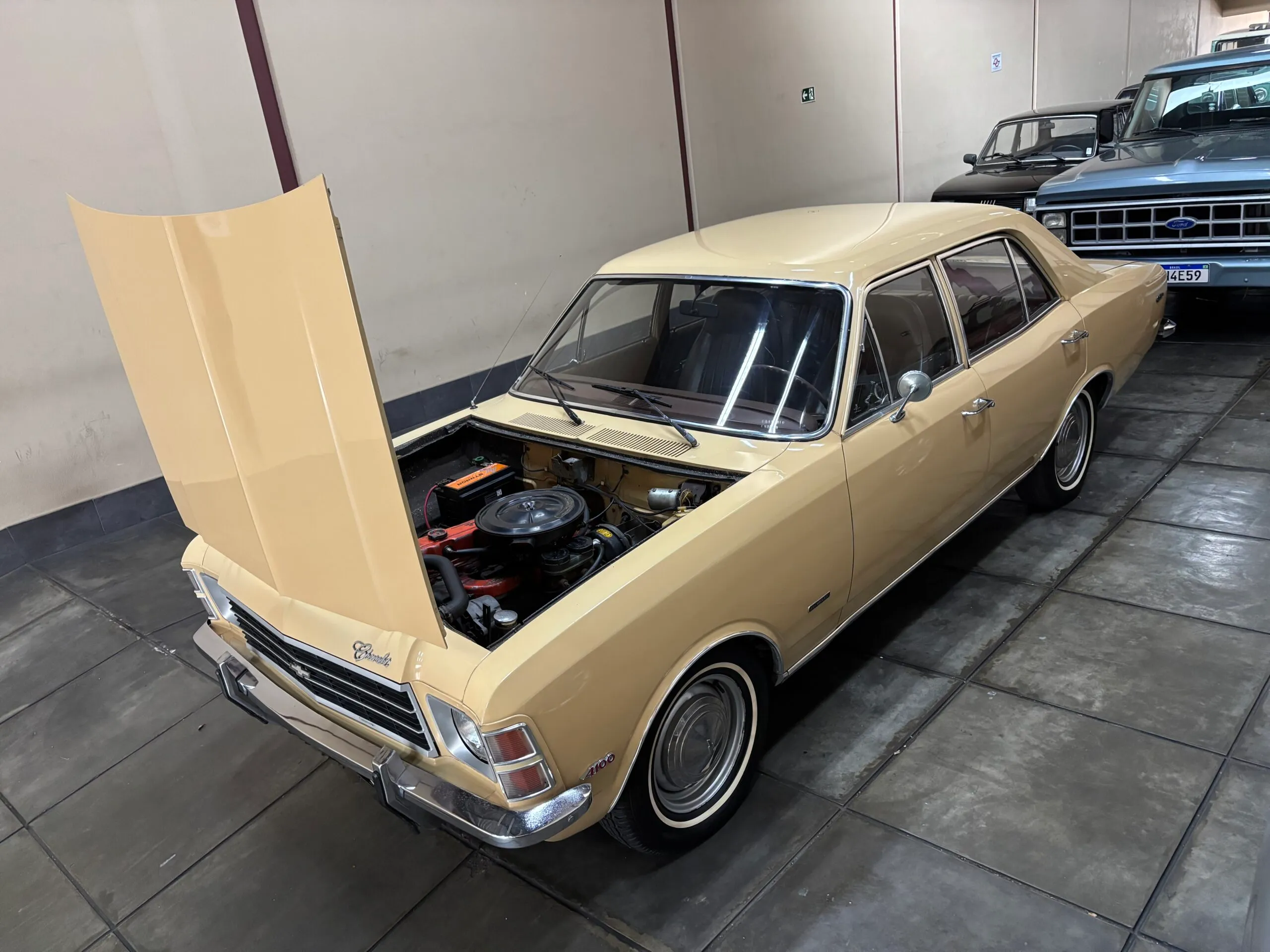 Opala clássico em guia de restauração