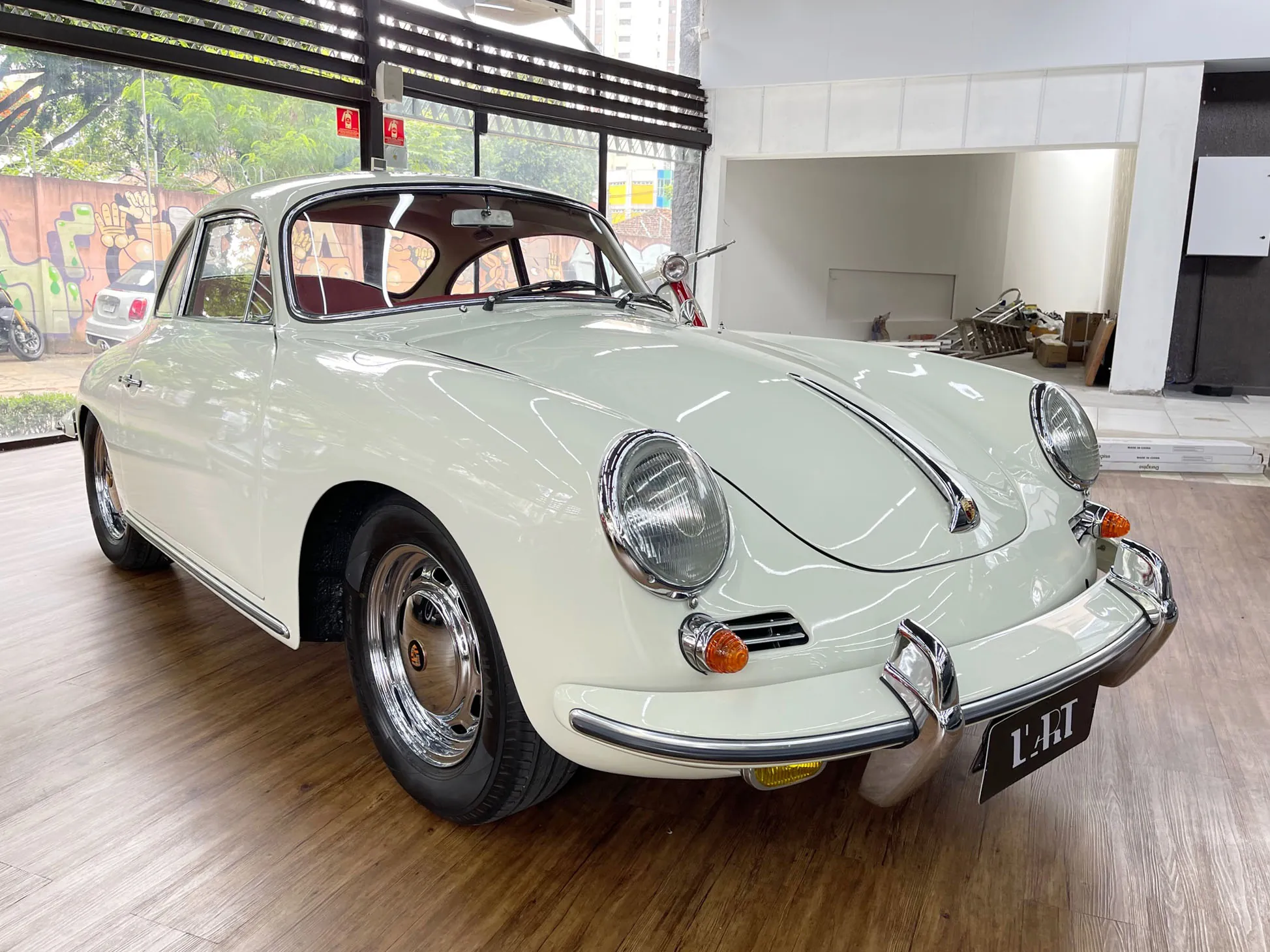 Este Porsche 356 C Coupé pode parecer perfeito até subir no elevador