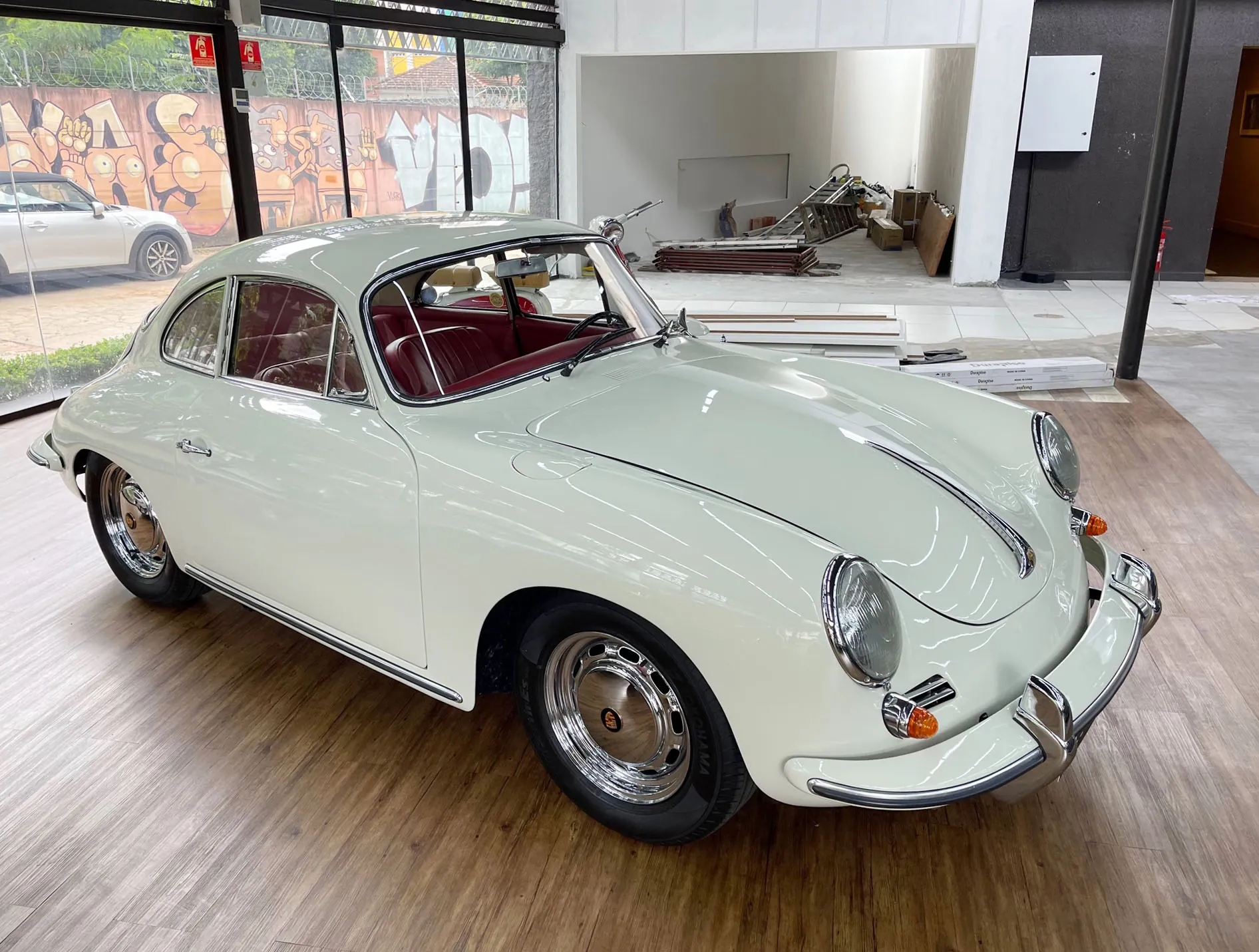 Porsche 356 C Coupé durante avaliação visual