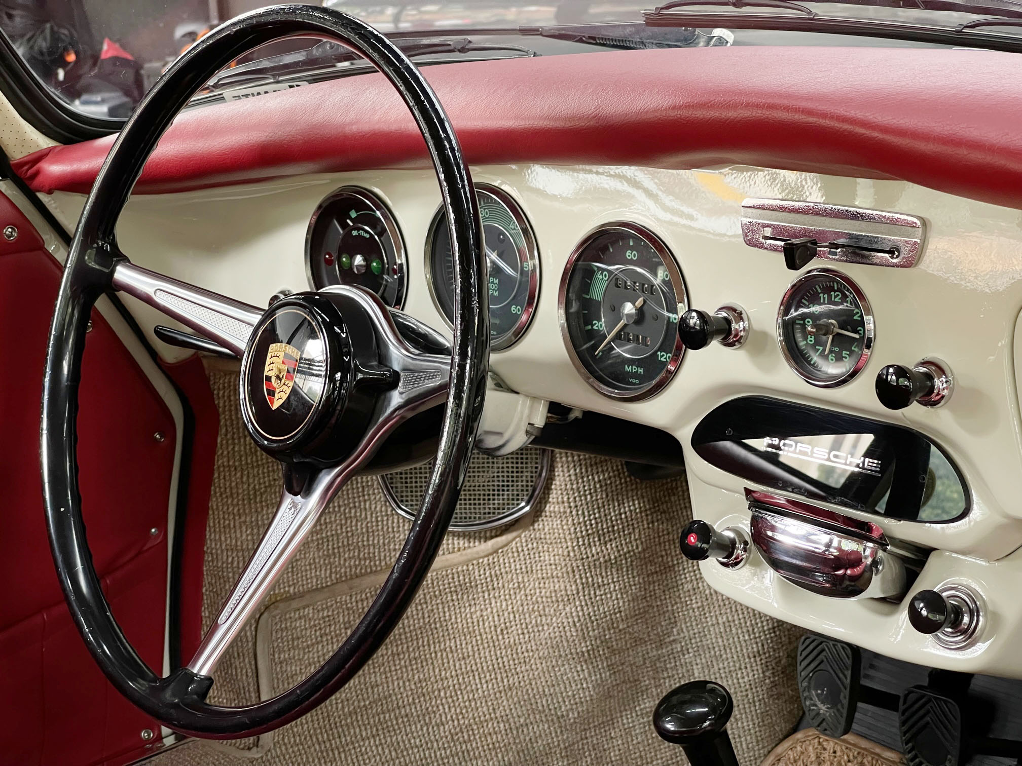 Carroceria do Porsche 356 C Coupé vista para inspeção