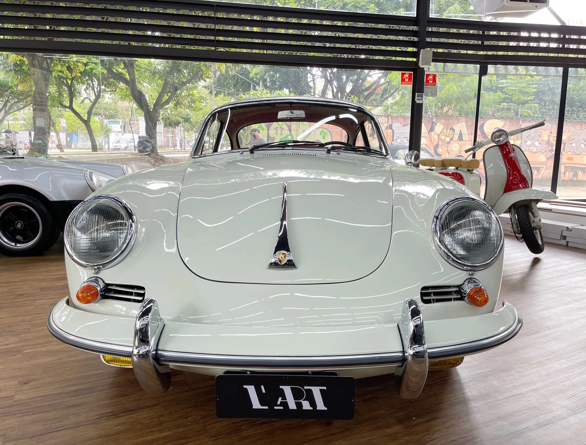 Interior e comandos do Porsche 356 C sem assistência eletrônica de frenagem