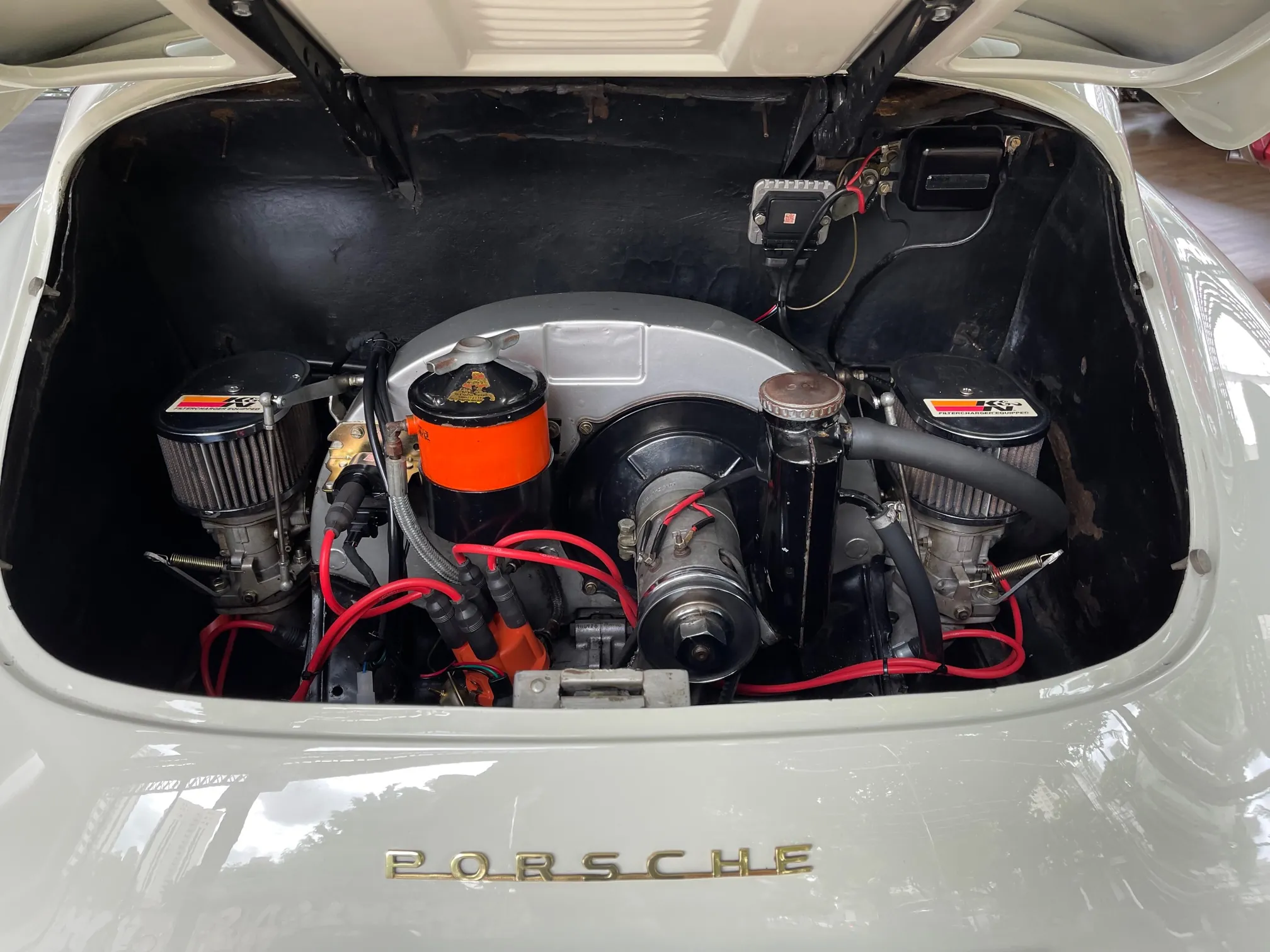 Porsche 356 C com freios preparados para repetição em estradas sinuosas
