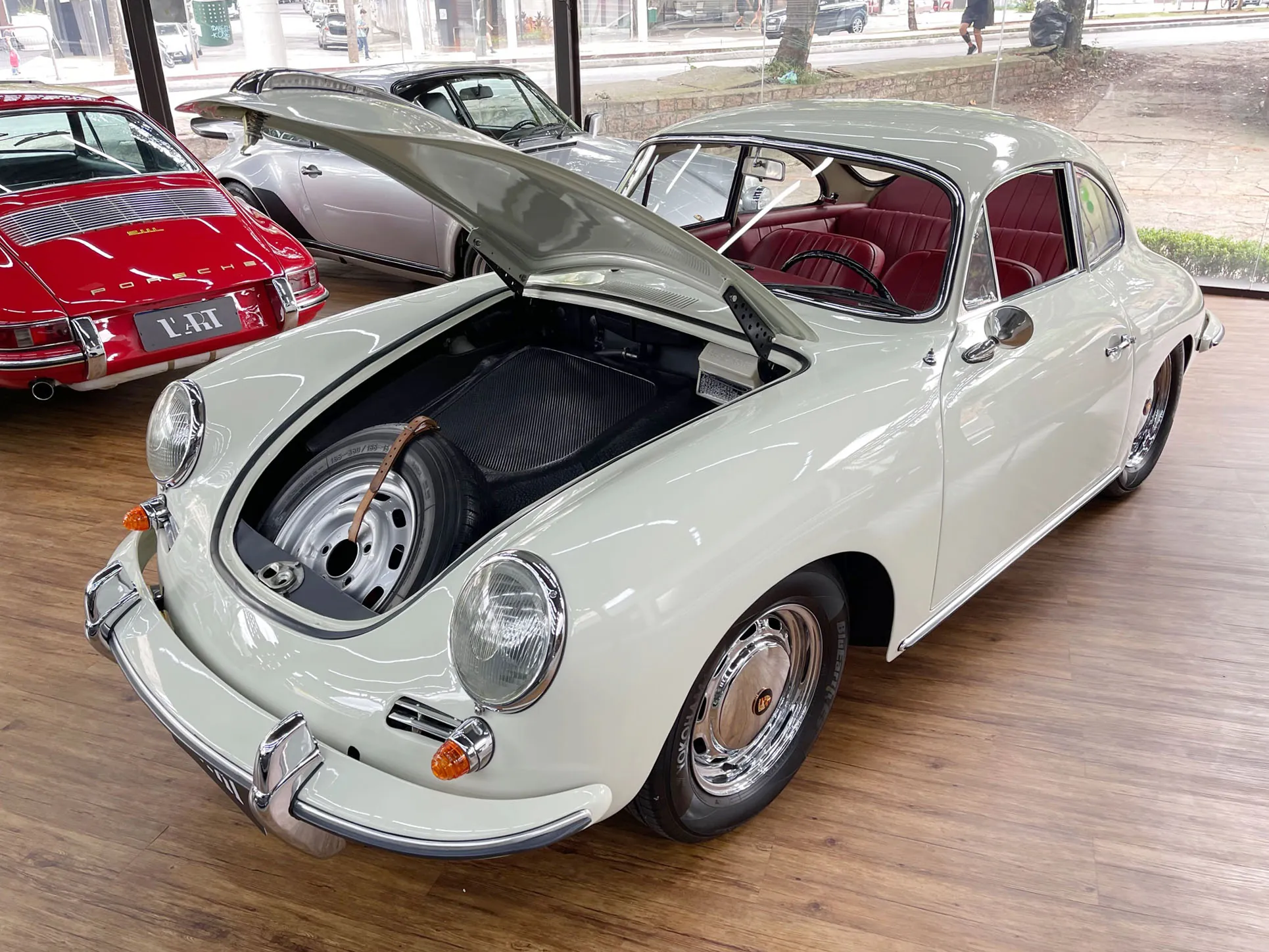 Traseira do Porsche 356 C com motor boxer instalado atrás do eixo