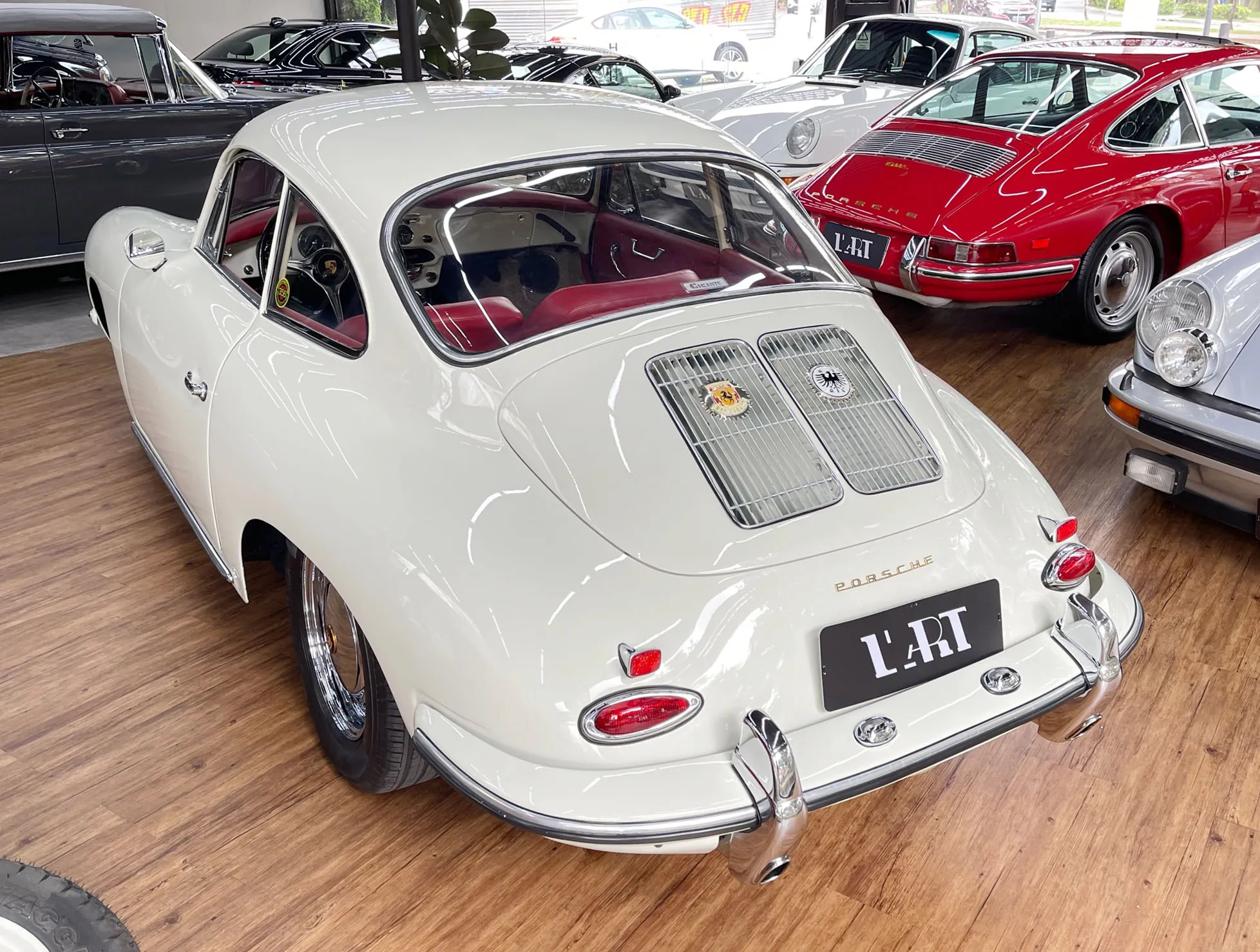 Detalhes externos do Porsche 356 C e suas rodas clássicas