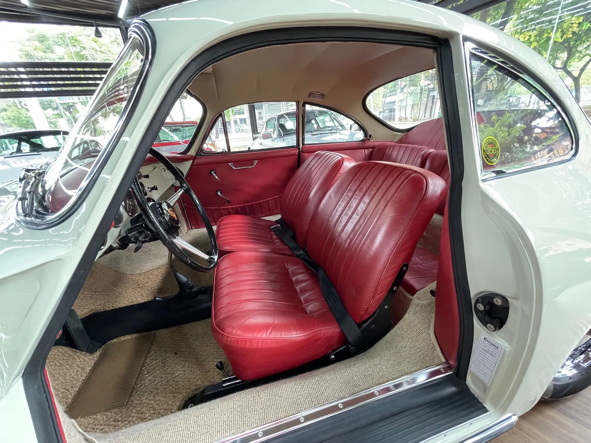Roda do Porsche 356 C associada aos freios a disco de série