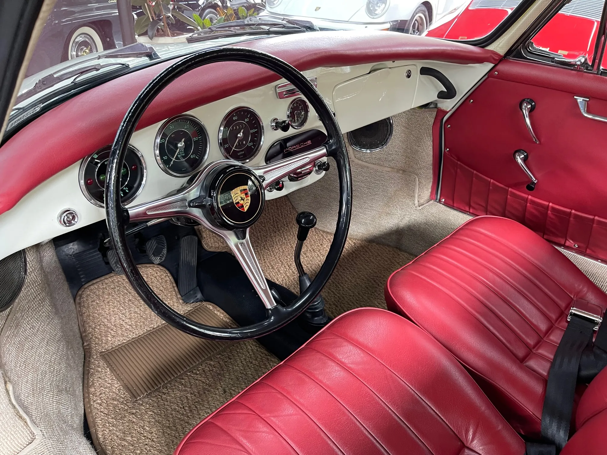 Porsche 356 C 1600 SC leve e capaz de alta velocidade