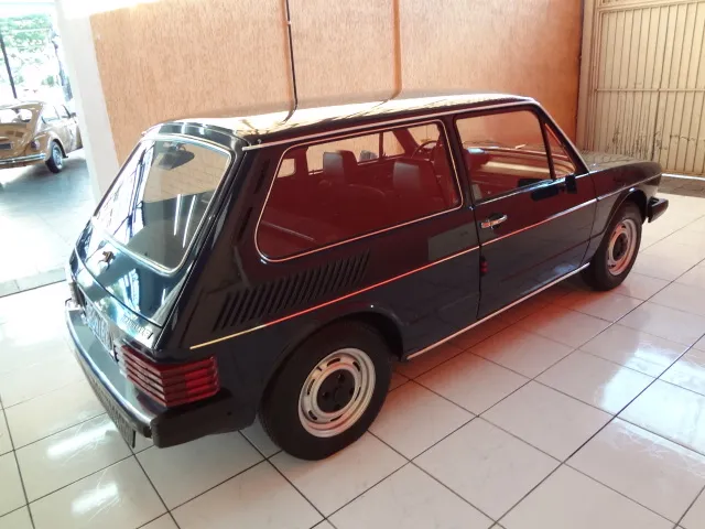 VW Brasília antiga para inspeção de ferrugem e corrosão