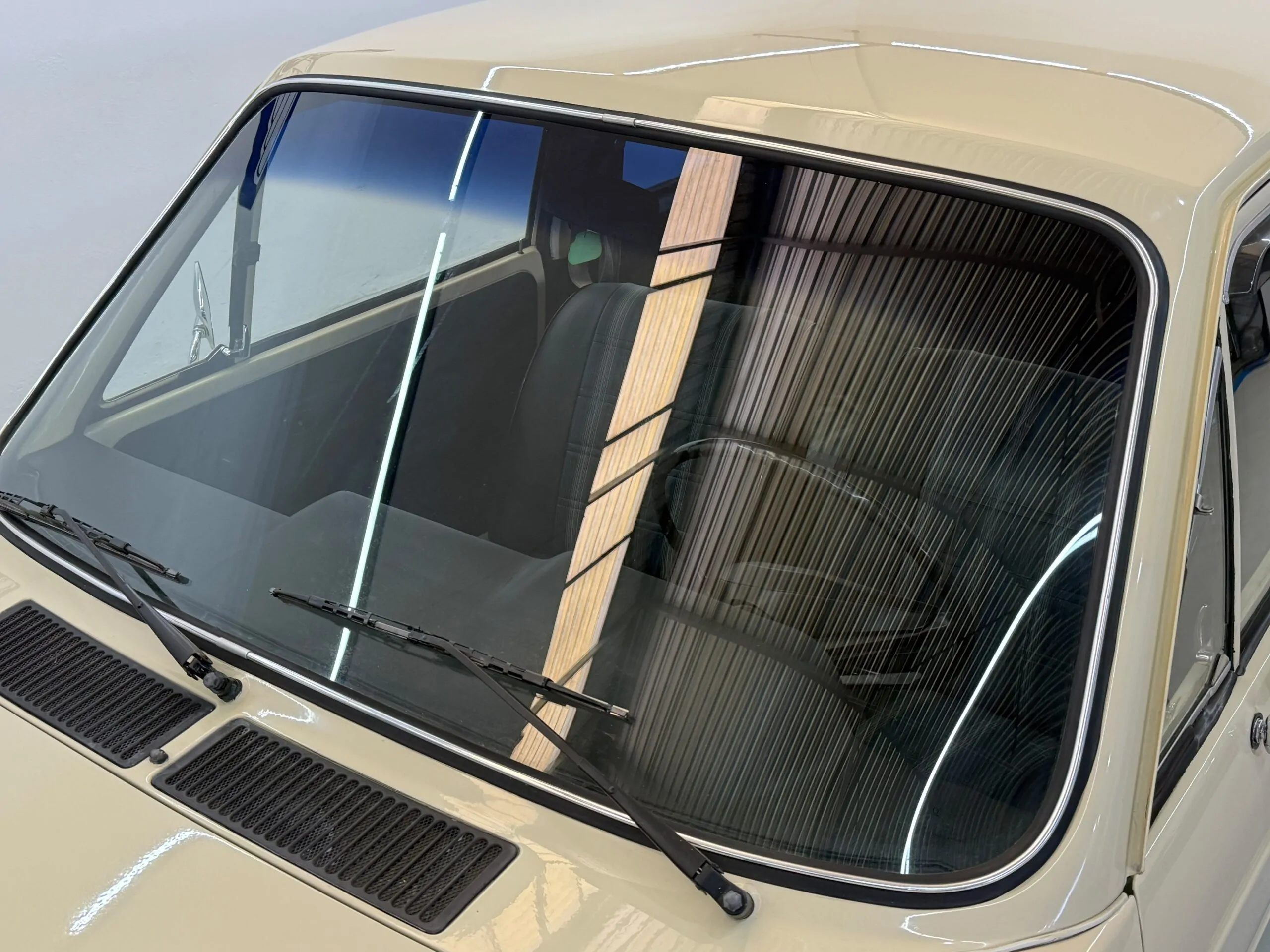 VW Brasília antiga 1978 para inspeção de sistema elétrico e conservação